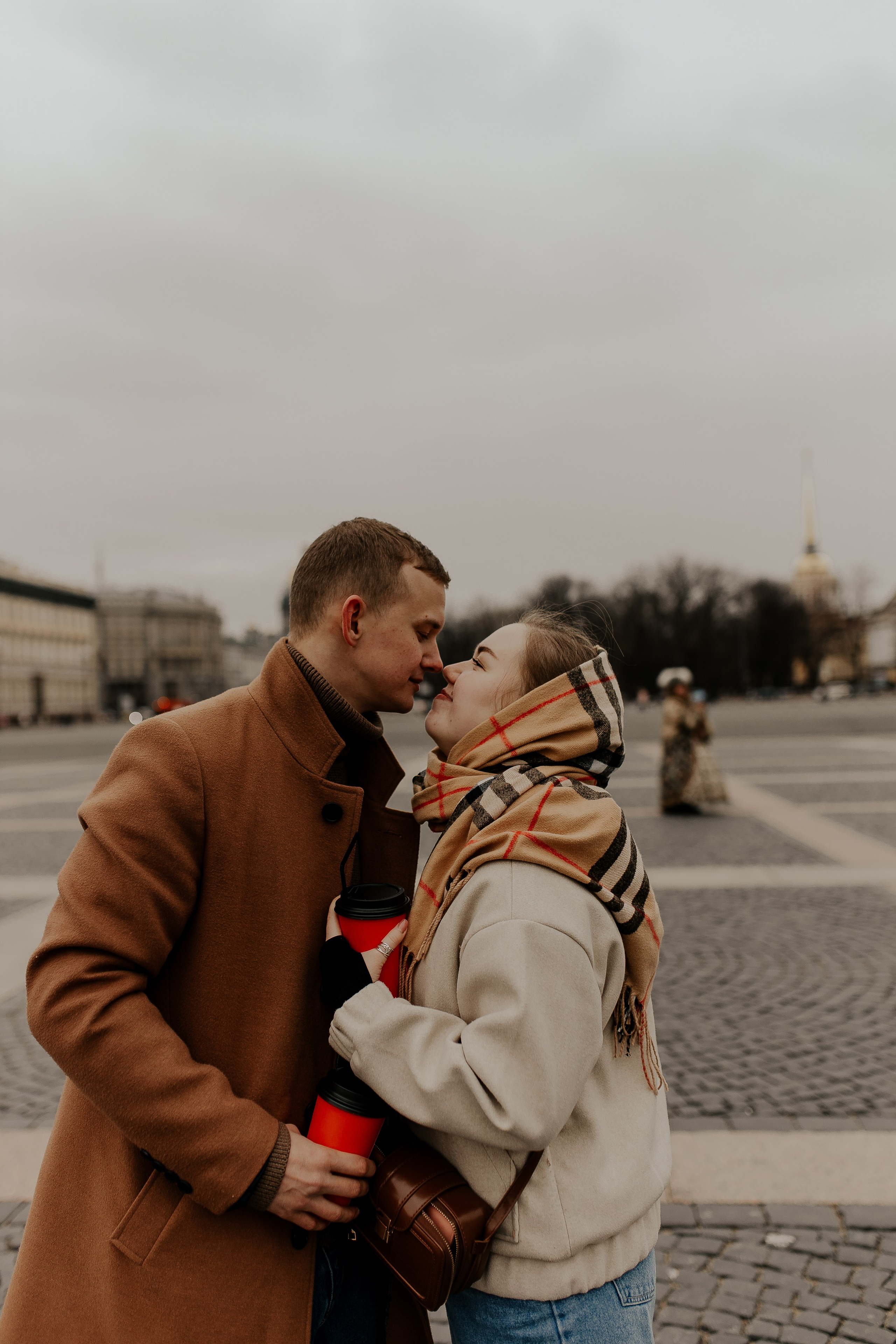 Пара гуляет по Петербургу. Фотограф в Санкт-Петербурге Лиза Семченкова