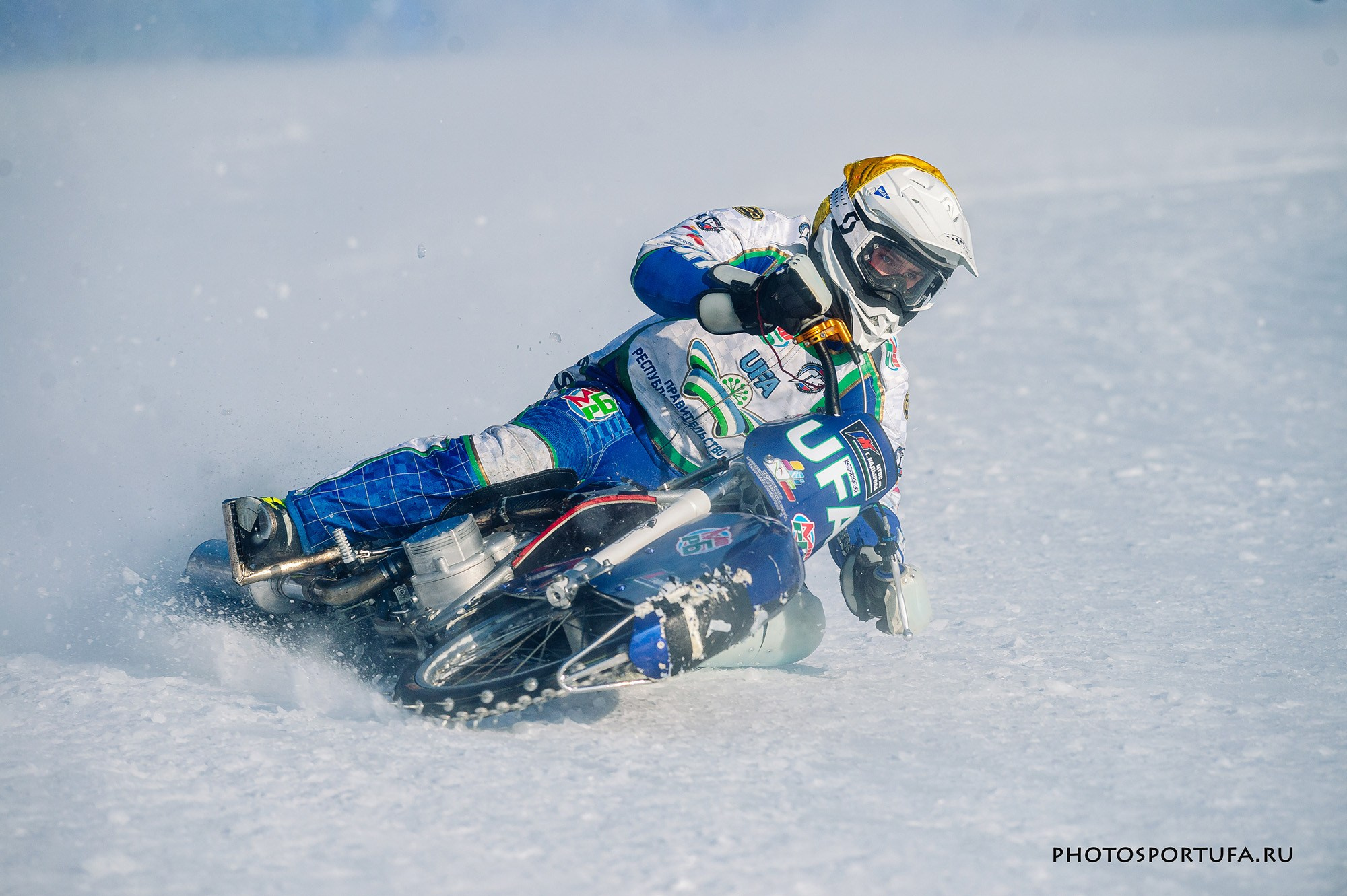 Мотогонку на льду. Спортивный фотограф в Уфе Евгений Буров