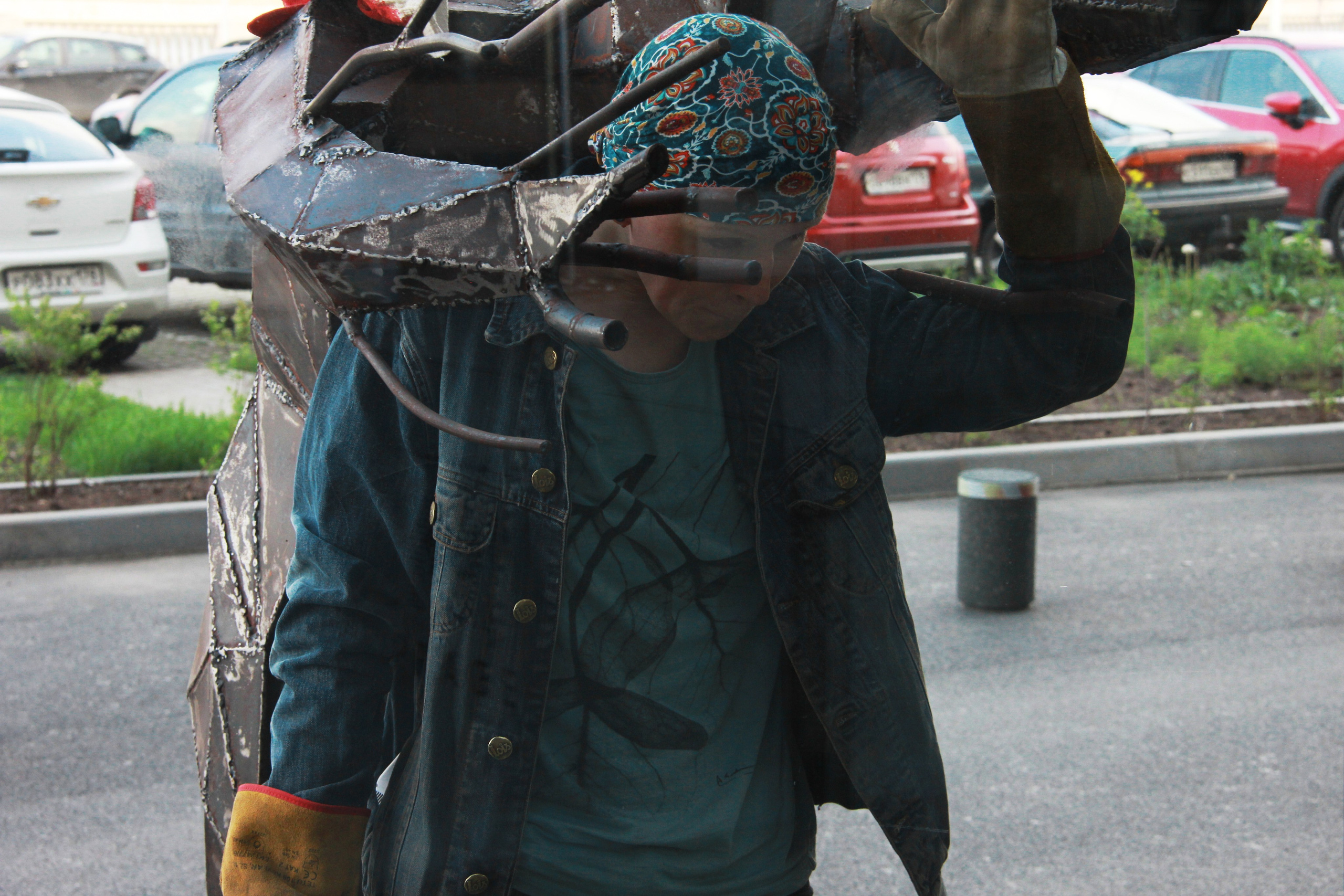 Толкающий стену / СПб/Аптекарская набережная18/2020. Художник — скульптор Антонина Фатхуллина