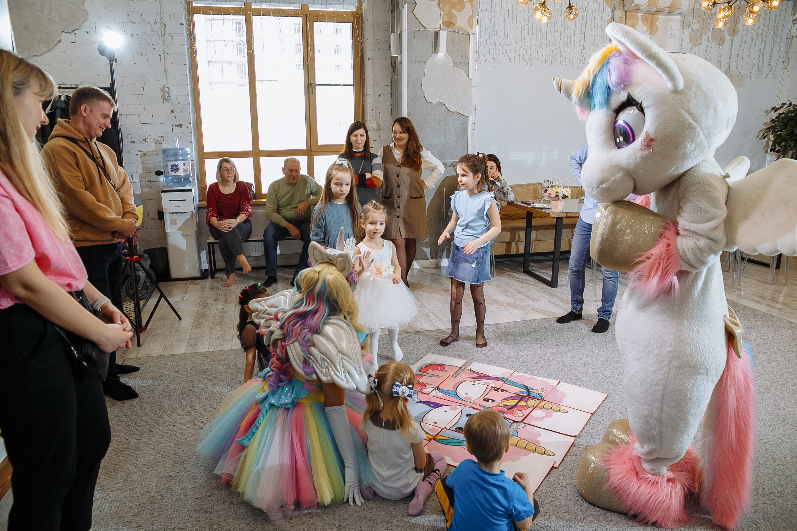Насте 5 лет, дети играют в Ангел лофт. Событийный фотограф Максим Бескоровайновнов