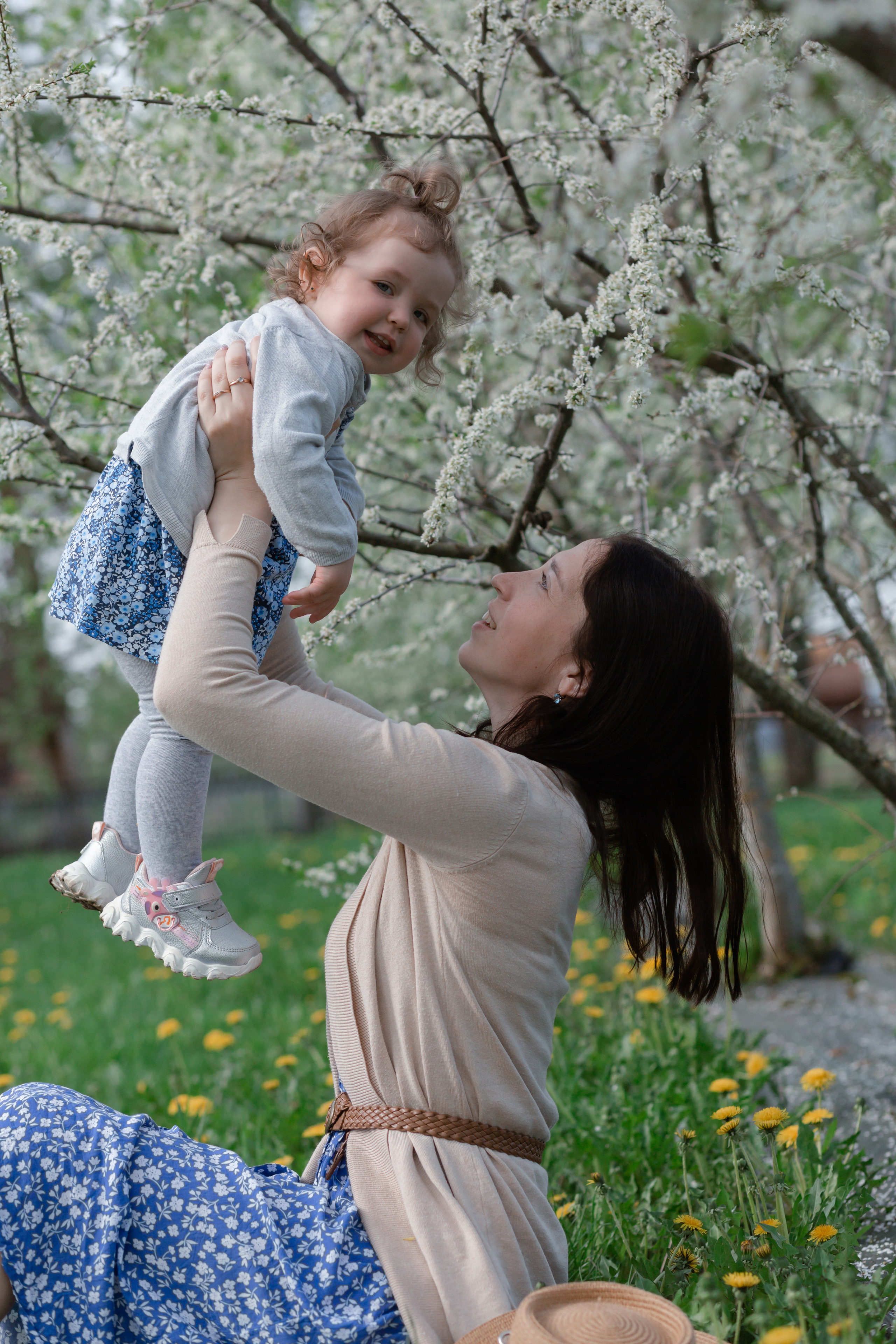 Две леди в цветущем саду. Свадебный фотограф в Санкт — Петербурге и Ленинградской о