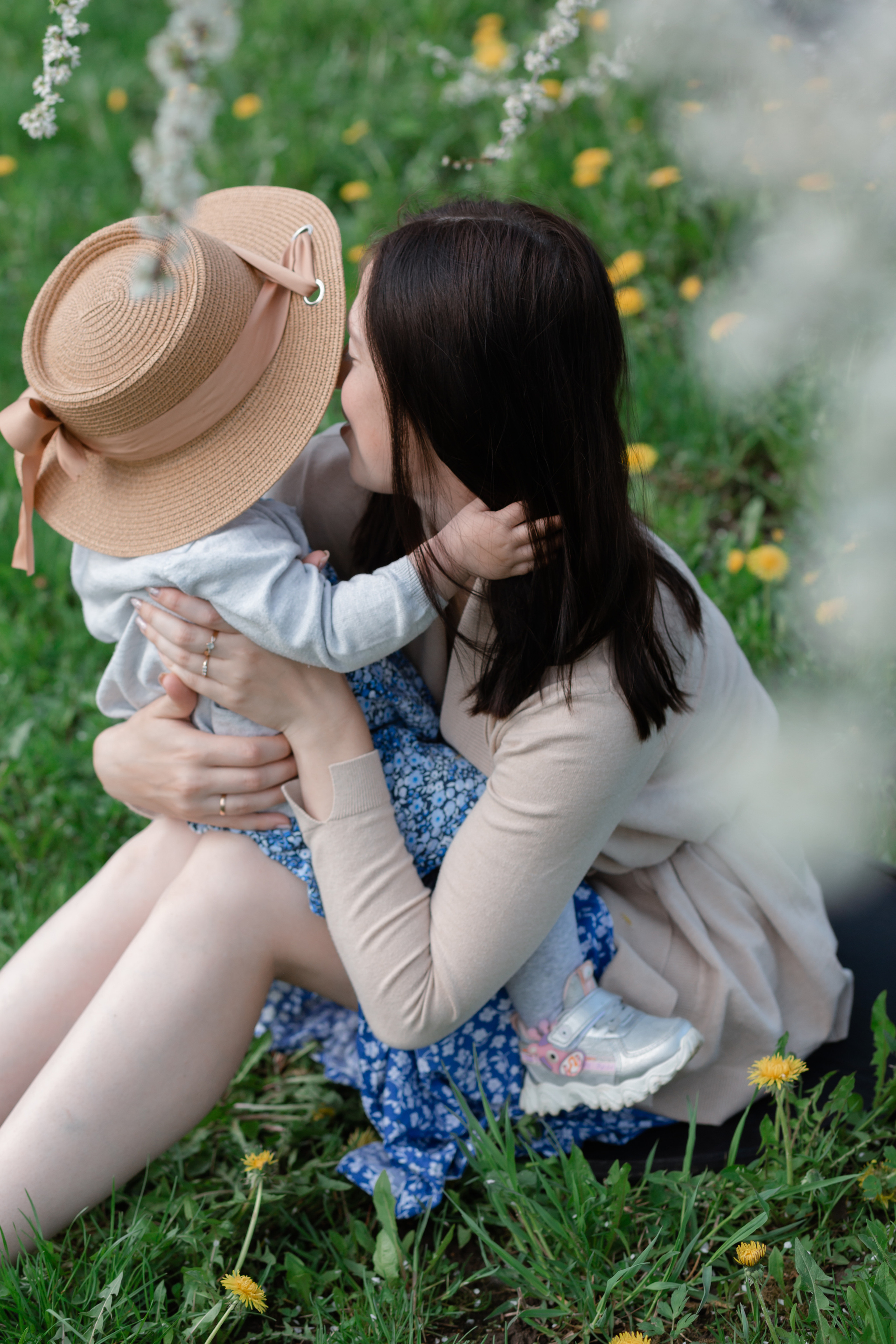 Две леди в цветущем саду. Свадебный фотограф в Санкт — Петербурге и Ленинградской о