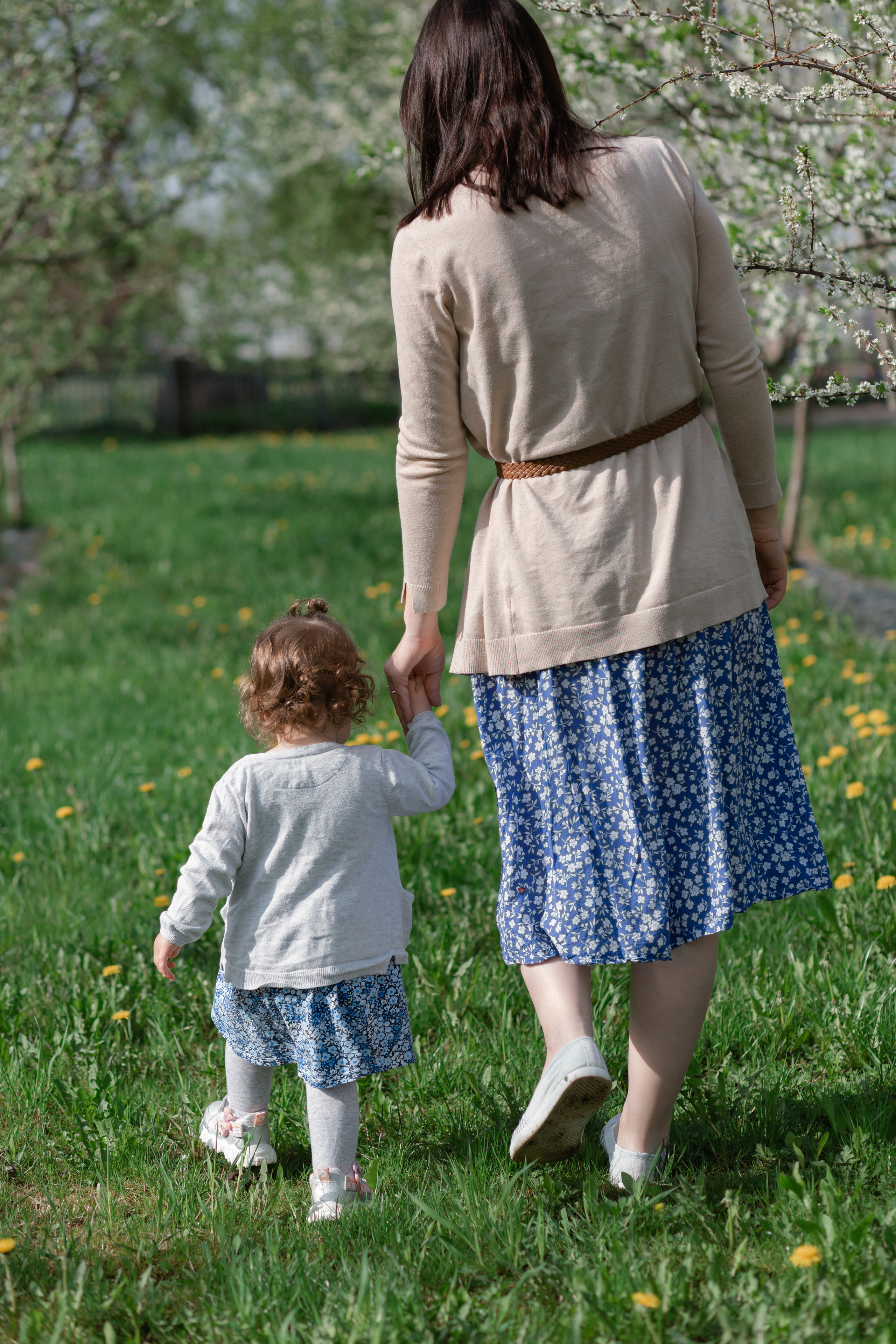 Две леди в цветущем саду. Свадебный фотограф в Санкт — Петербурге и Ленинградской о