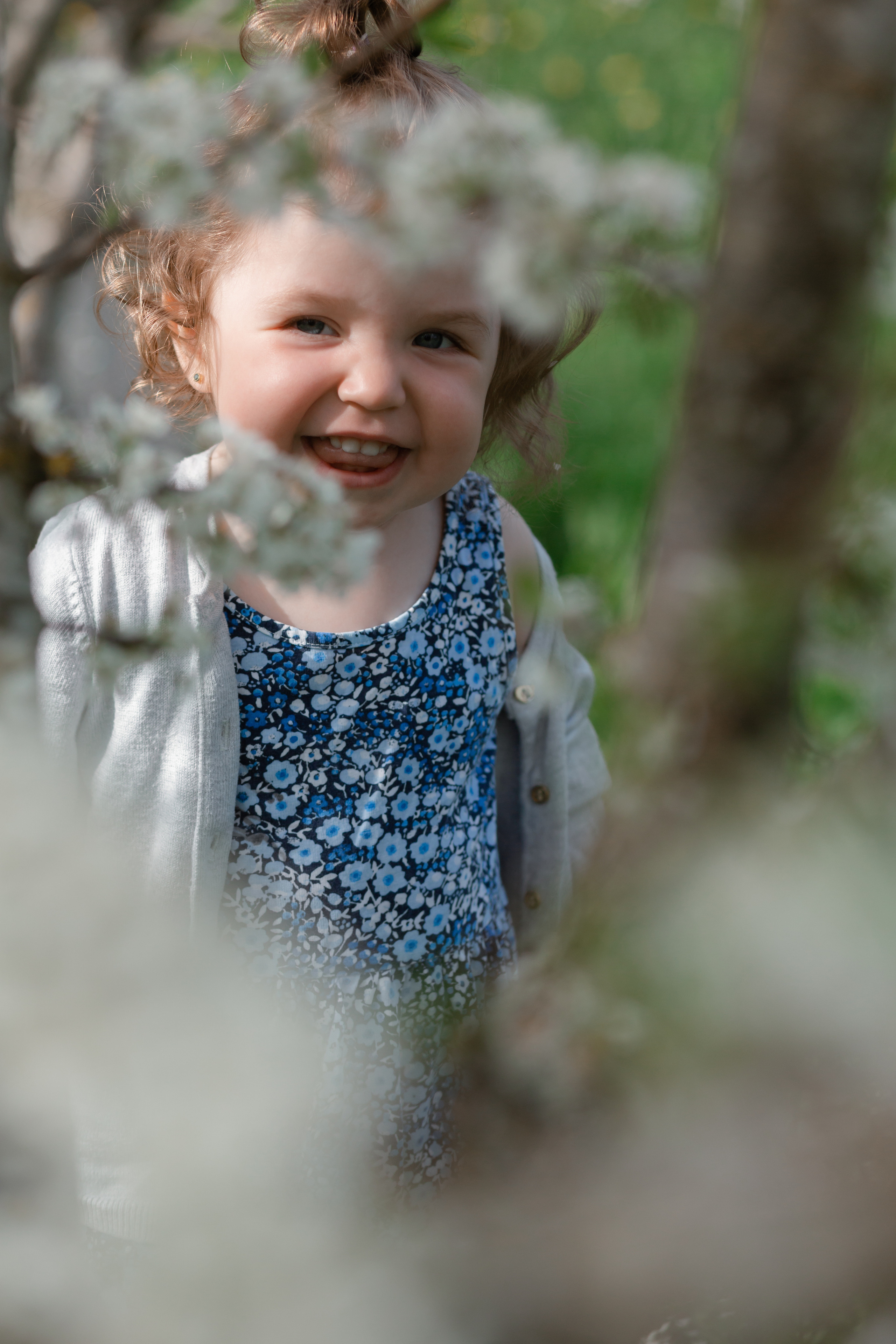 Две леди в цветущем саду. Свадебный фотограф в Санкт — Петербурге и Ленинградской о