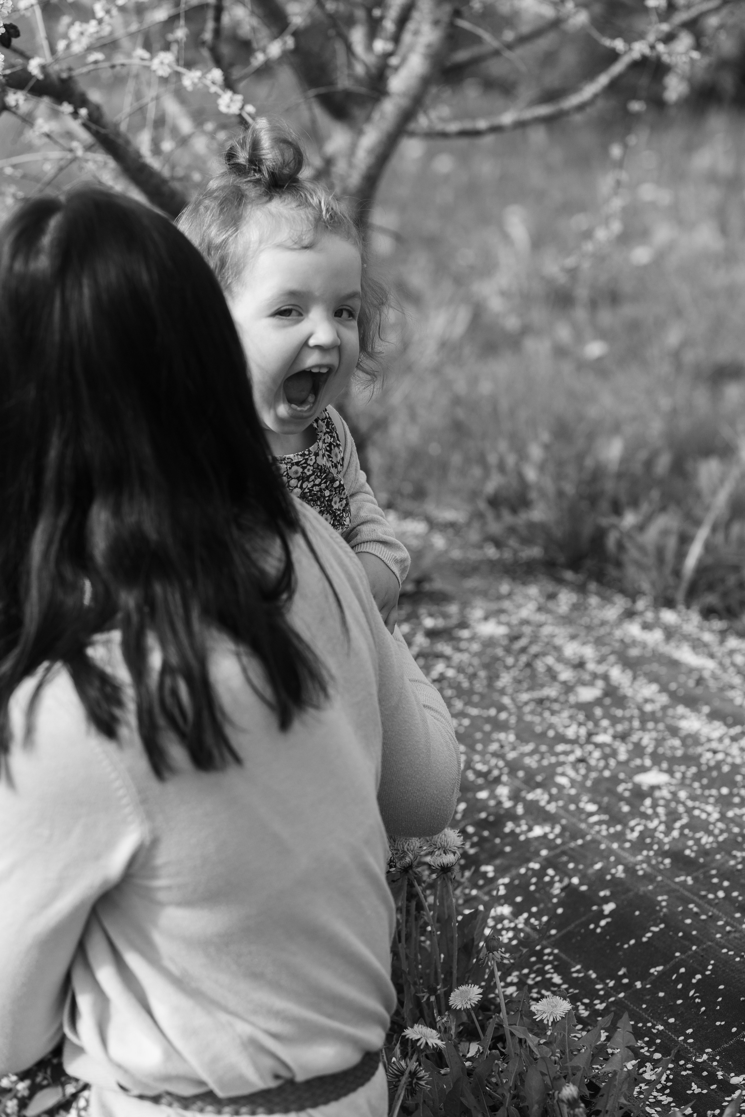 Две леди в цветущем саду. Свадебный фотограф в Санкт — Петербурге и Ленинградской о