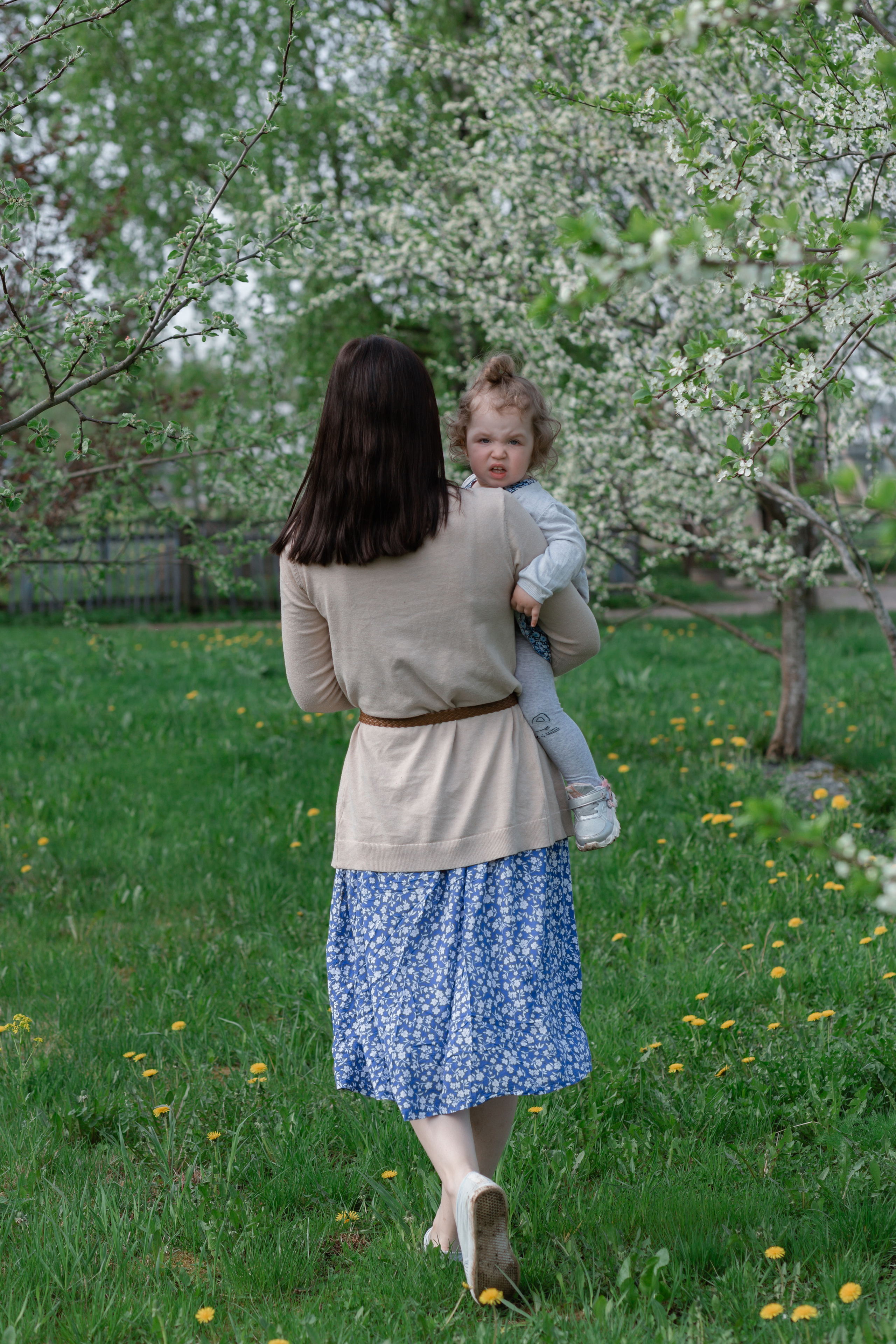 Две леди в цветущем саду. Свадебный фотограф в Санкт — Петербурге и Ленинградской о