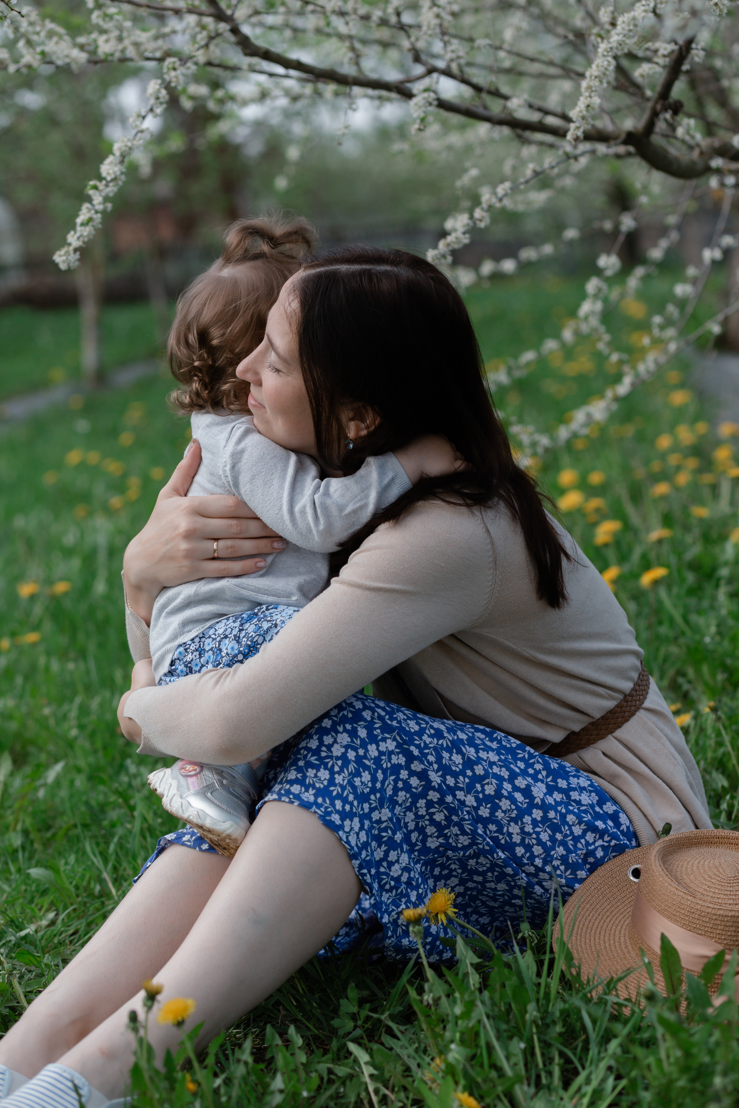 Две леди в цветущем саду. Свадебный фотограф в Санкт — Петербурге и Ленинградской о