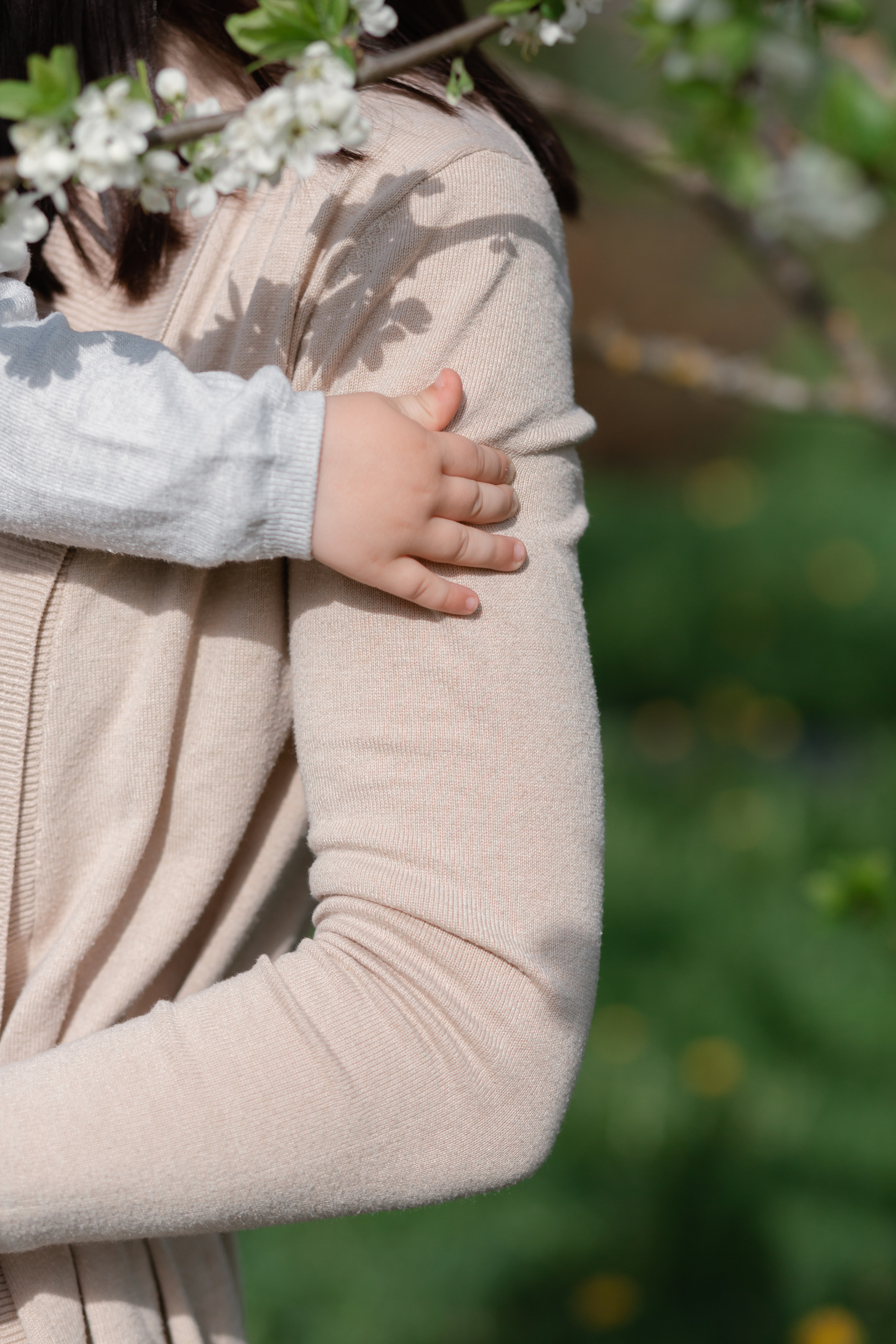 Две леди в цветущем саду. Свадебный фотограф в Санкт — Петербурге и Ленинградской о