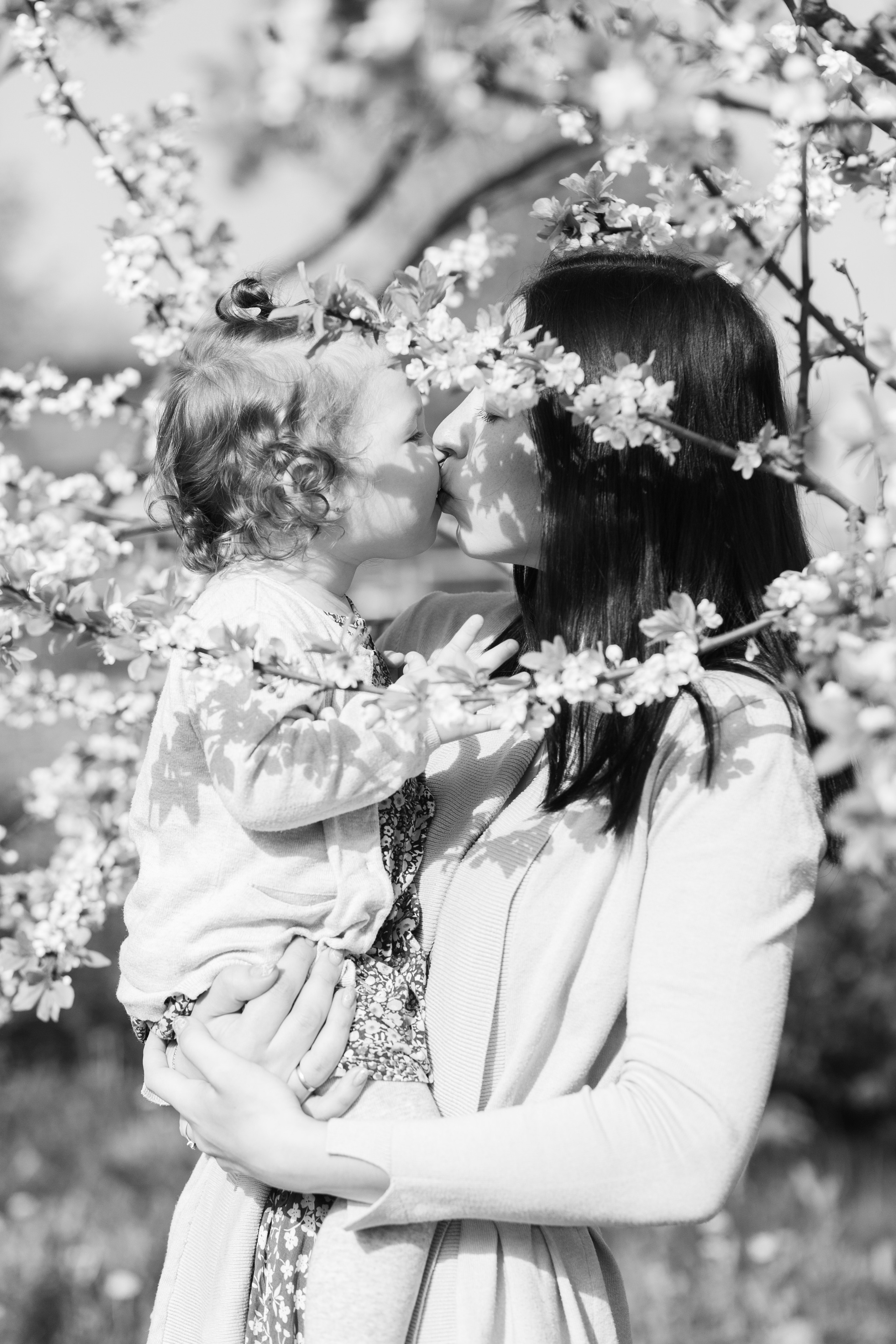 Две леди в цветущем саду. Свадебный фотограф в Санкт — Петербурге и Ленинградской о