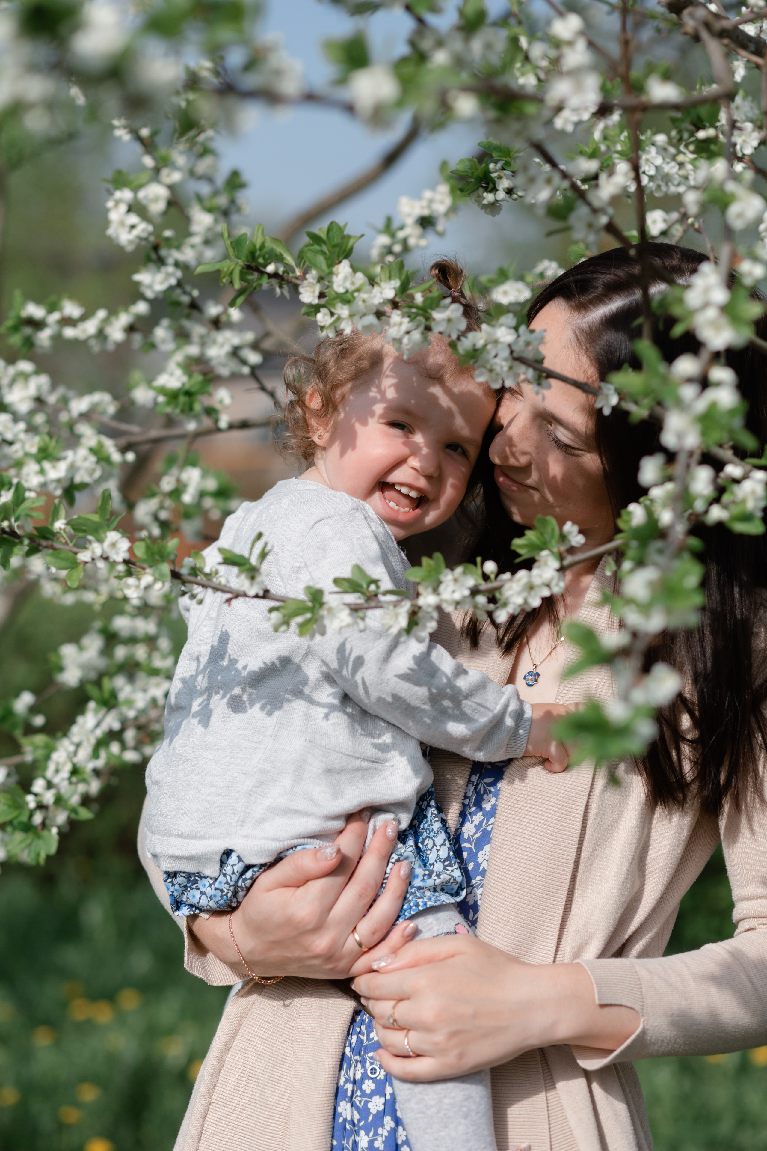 Две леди в цветущем саду. Свадебный фотограф в Санкт — Петербурге и Ленинградской о