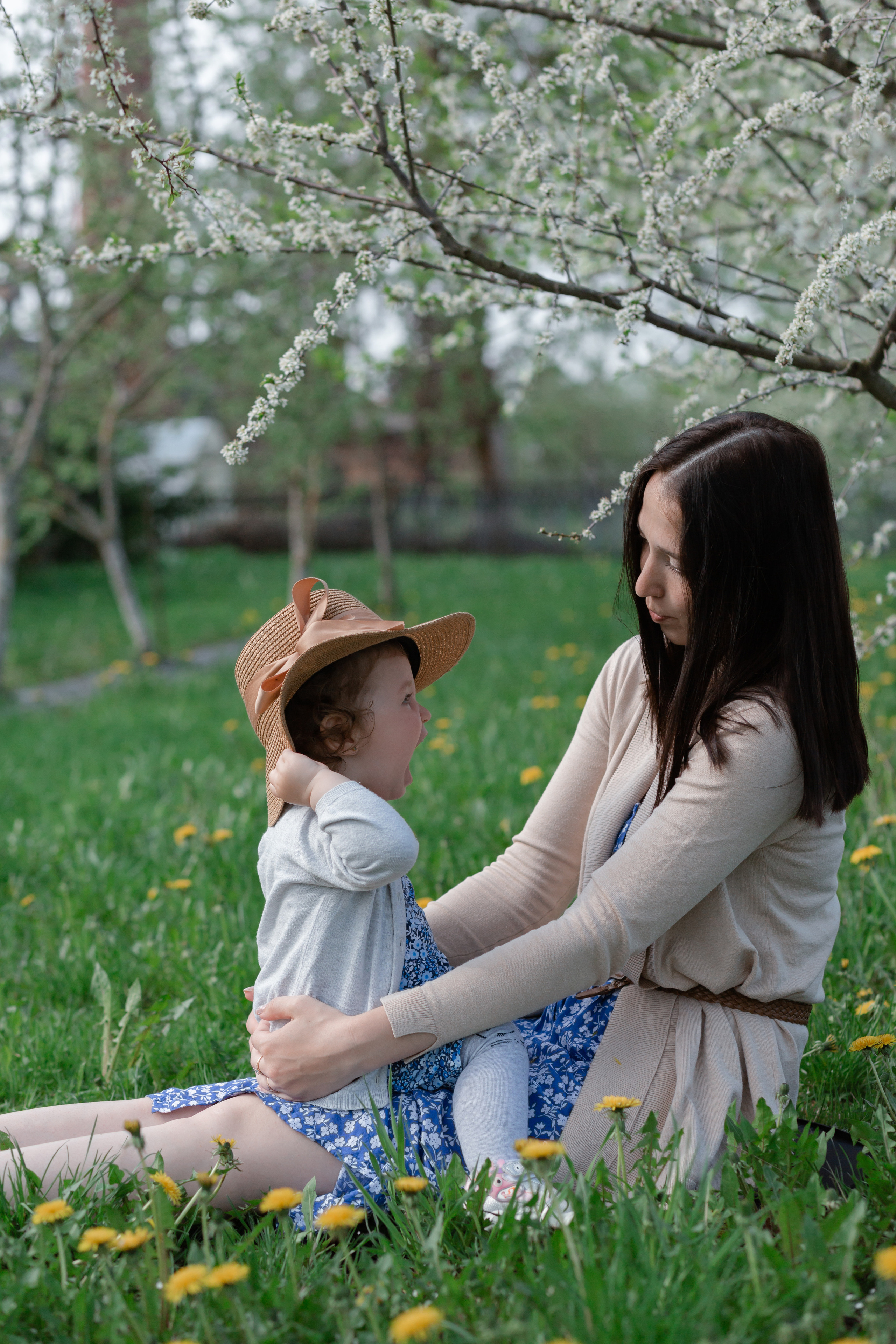 Две леди в цветущем саду. Свадебный фотограф в Санкт — Петербурге и Ленинградской о