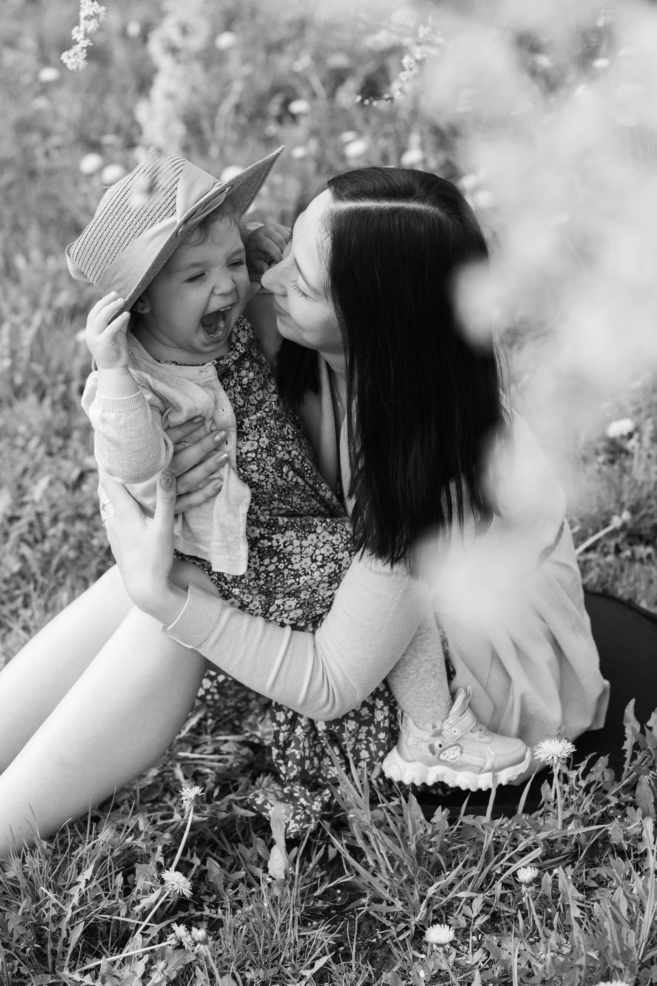 Две леди в цветущем саду. Свадебный фотограф в Санкт — Петербурге и Ленинградской о