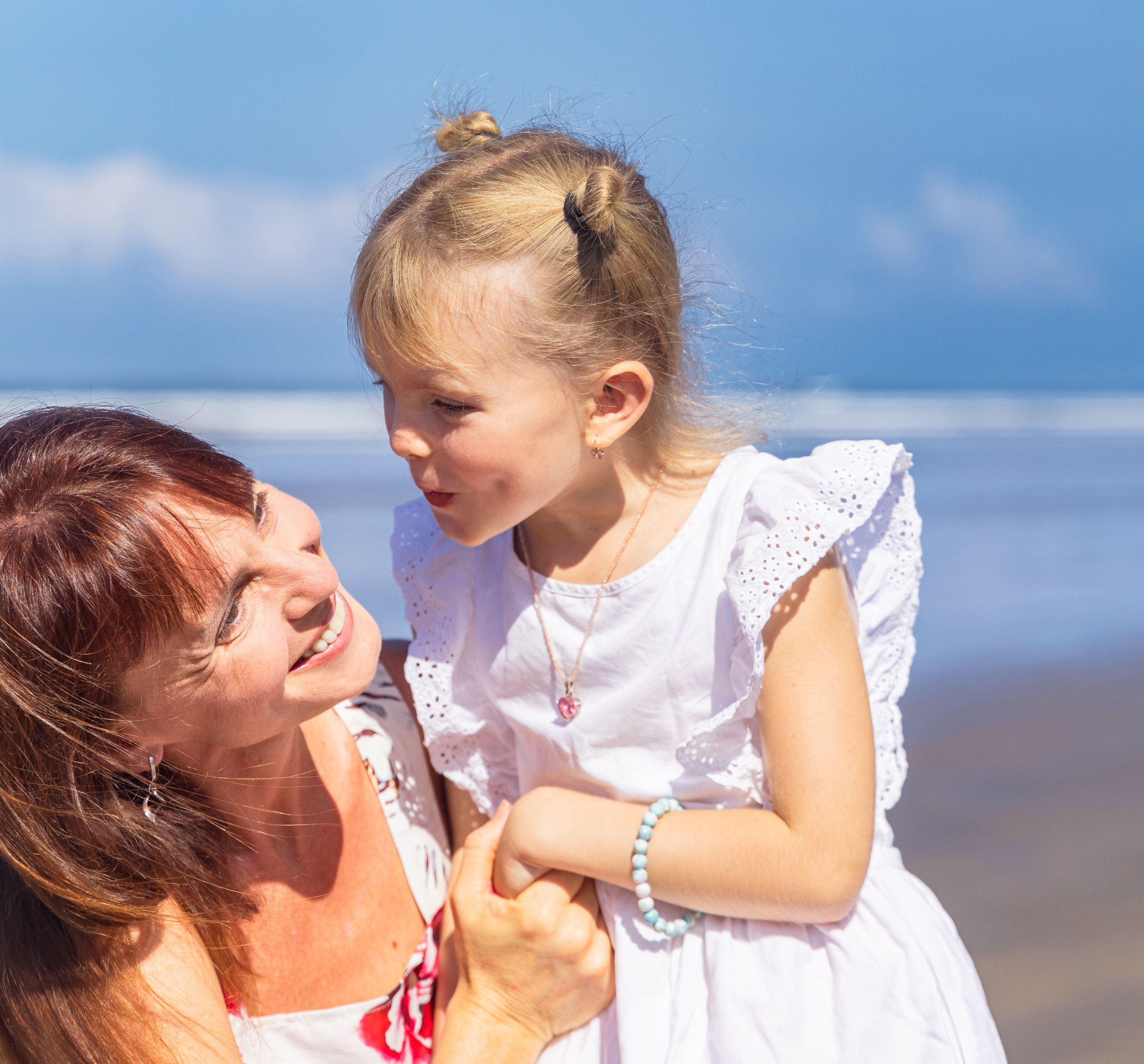 Ocean lovely moments. Family, portrait, content photo in Costa Rica Evgeniya Besprozvannykh