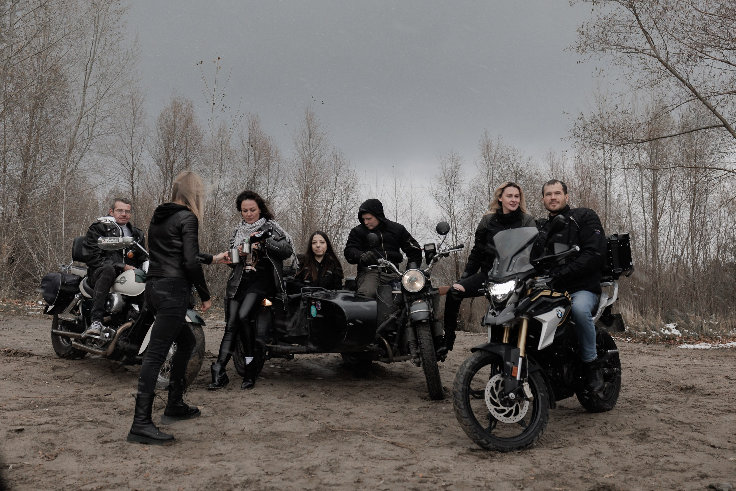 фотосессия для большой компании на берегу