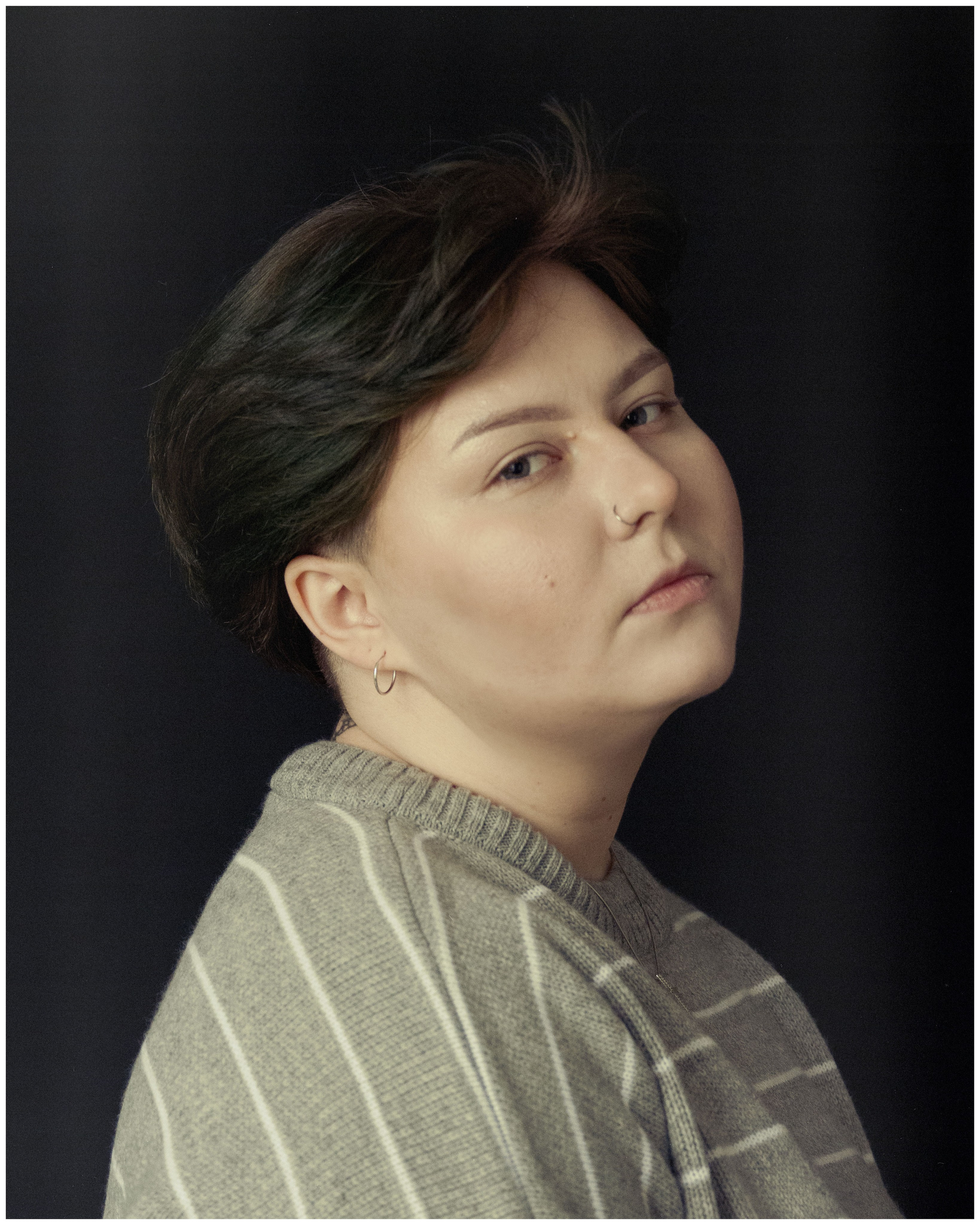 Женская съемка в студии на нейтральном фоне