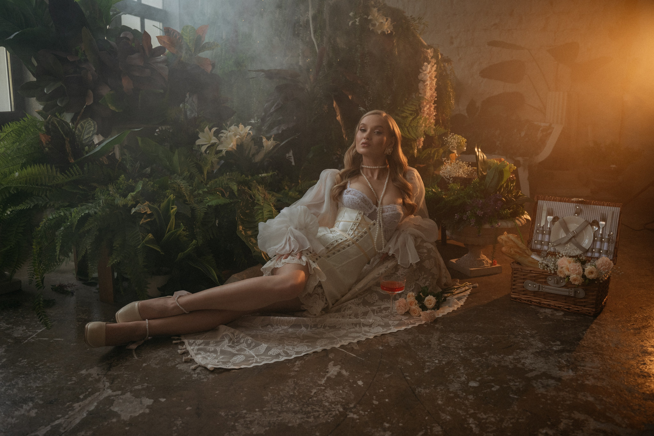 Невеста на пикнике в замке