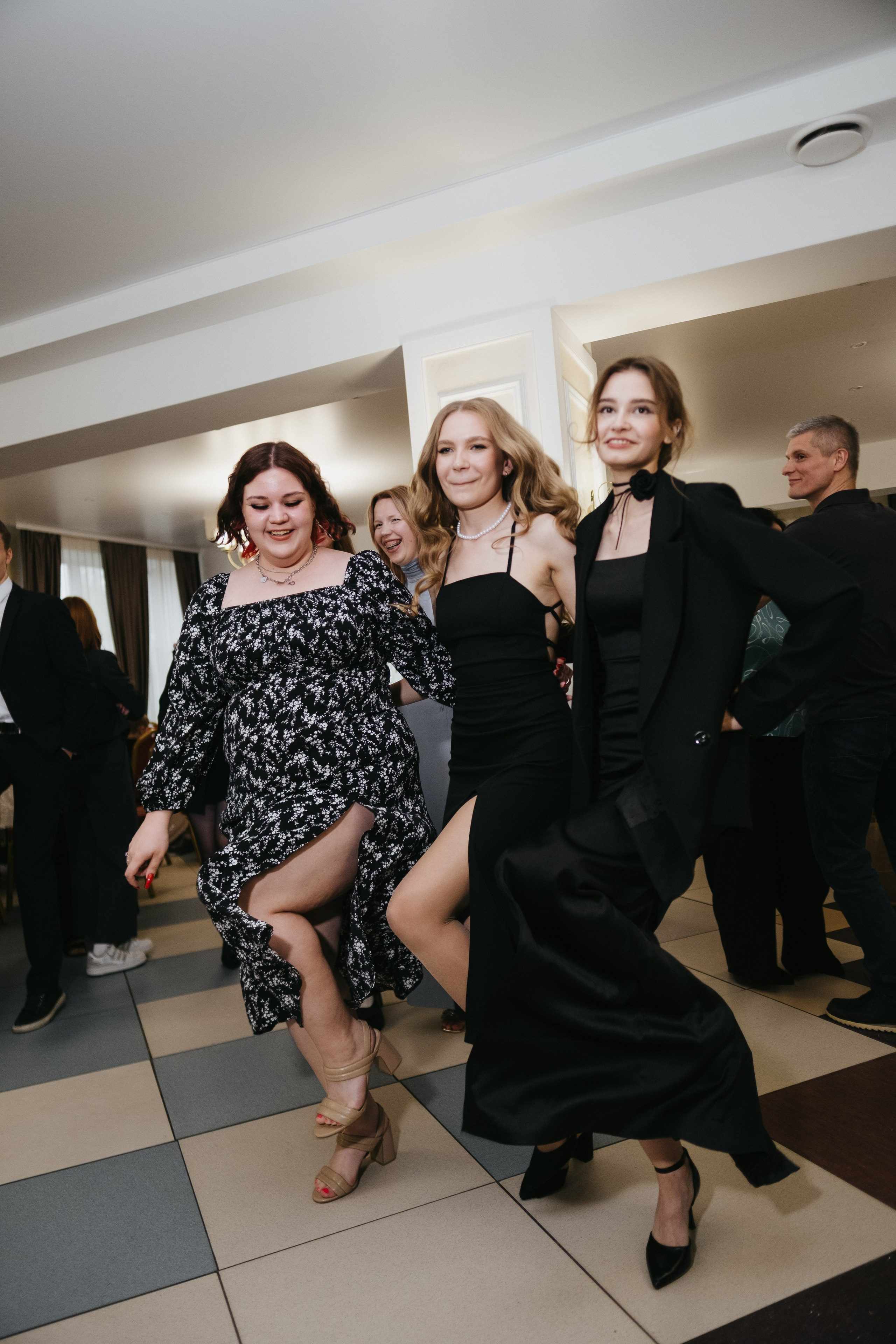 Выпускной 11 класс школы № 30. Свадебный и репортажной фотограф Денис Ожигин в Краснодаре и Краснодарском крае