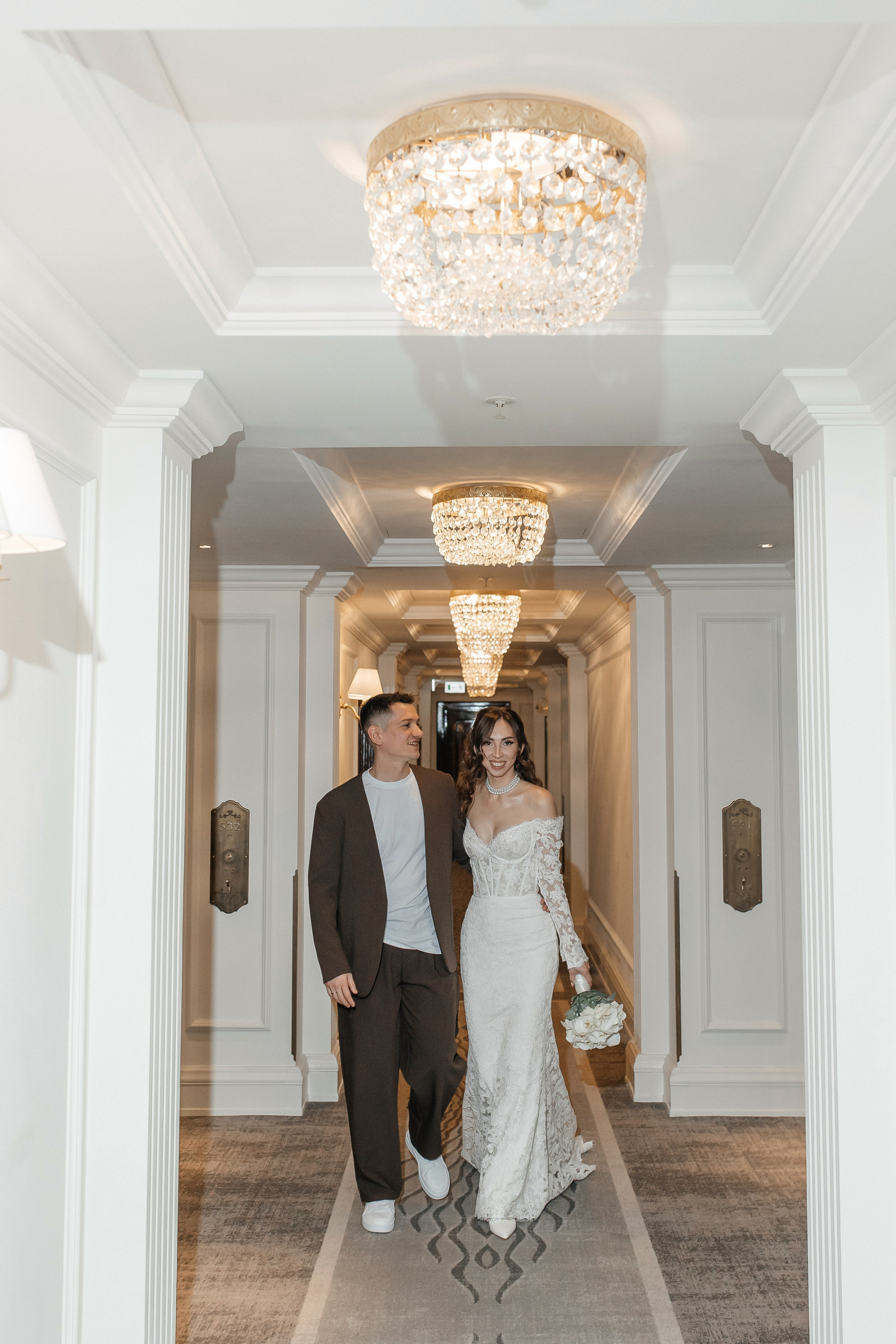 Свадебная фотосессия в коридоре отеля The Carlton, Moscow  