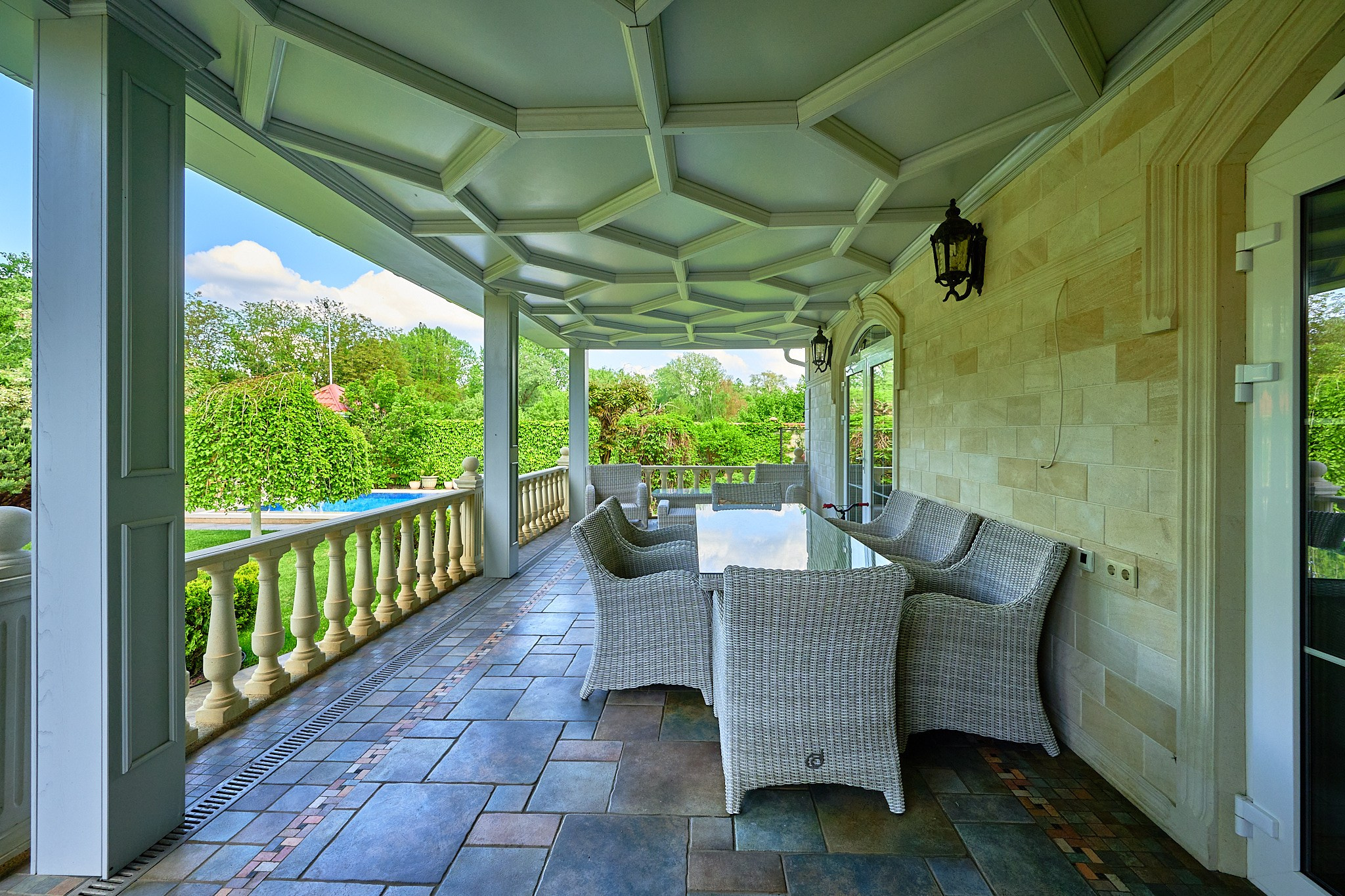 беседка белые стулья веранда 