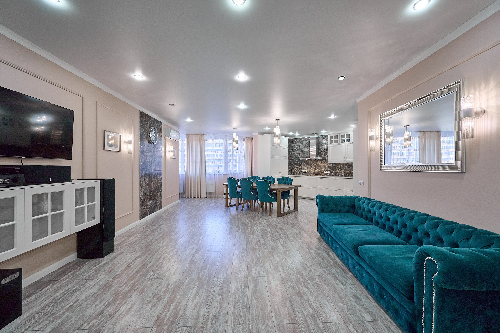 зал с лазурным цветом дивана светлая комната бело серым ламинатом 