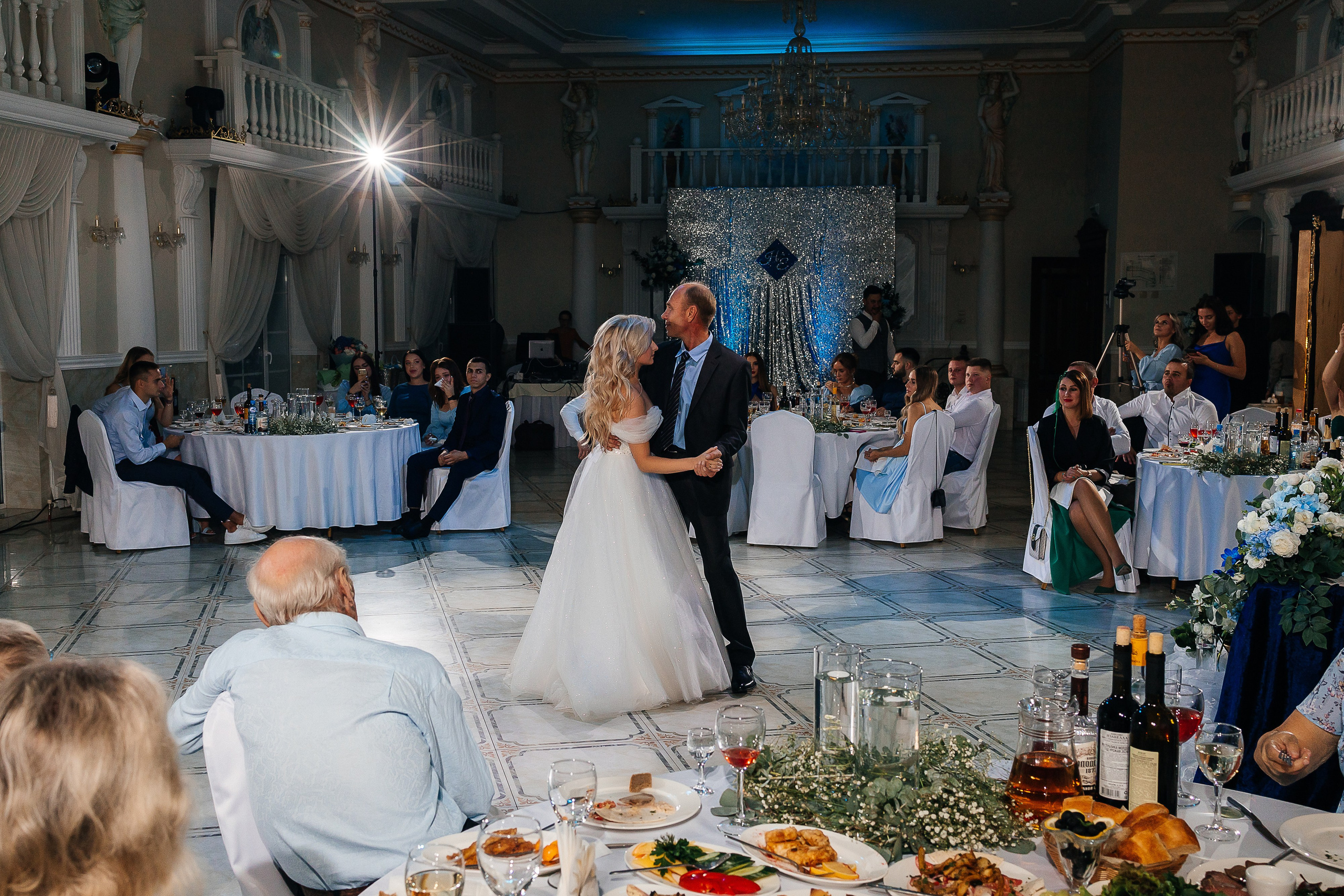 Стильная фотосессия пары в интерьерах ресторана. Олег Сверчков | Свадебный фотограф Вологда