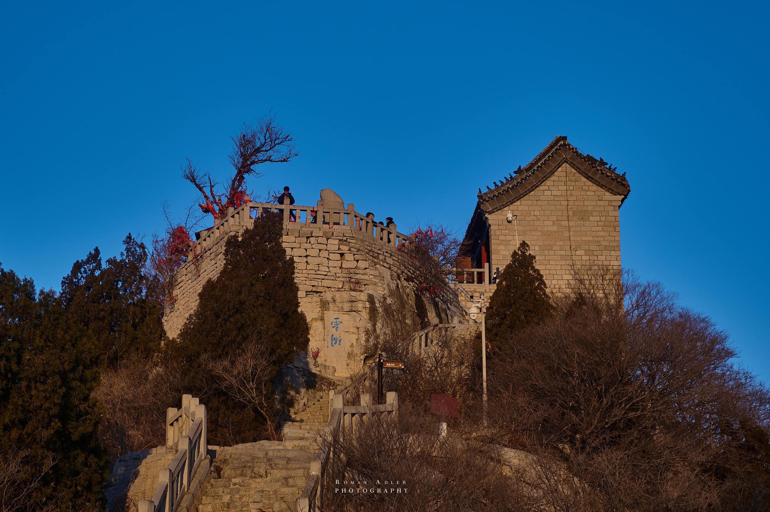 Рассвет на храмовой горе Юнмень. Цинчжоу. Фотограф Роман Адлер