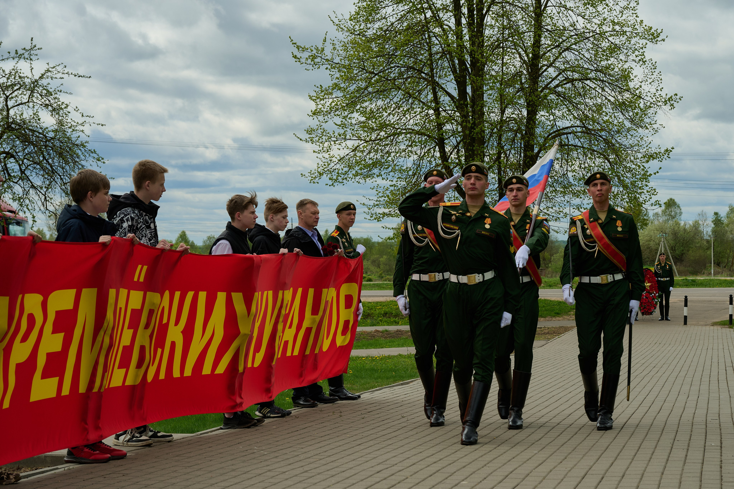 Памяти подвигу Кремлевских курсантов. Ярополец. Фотограф Роман Адлер