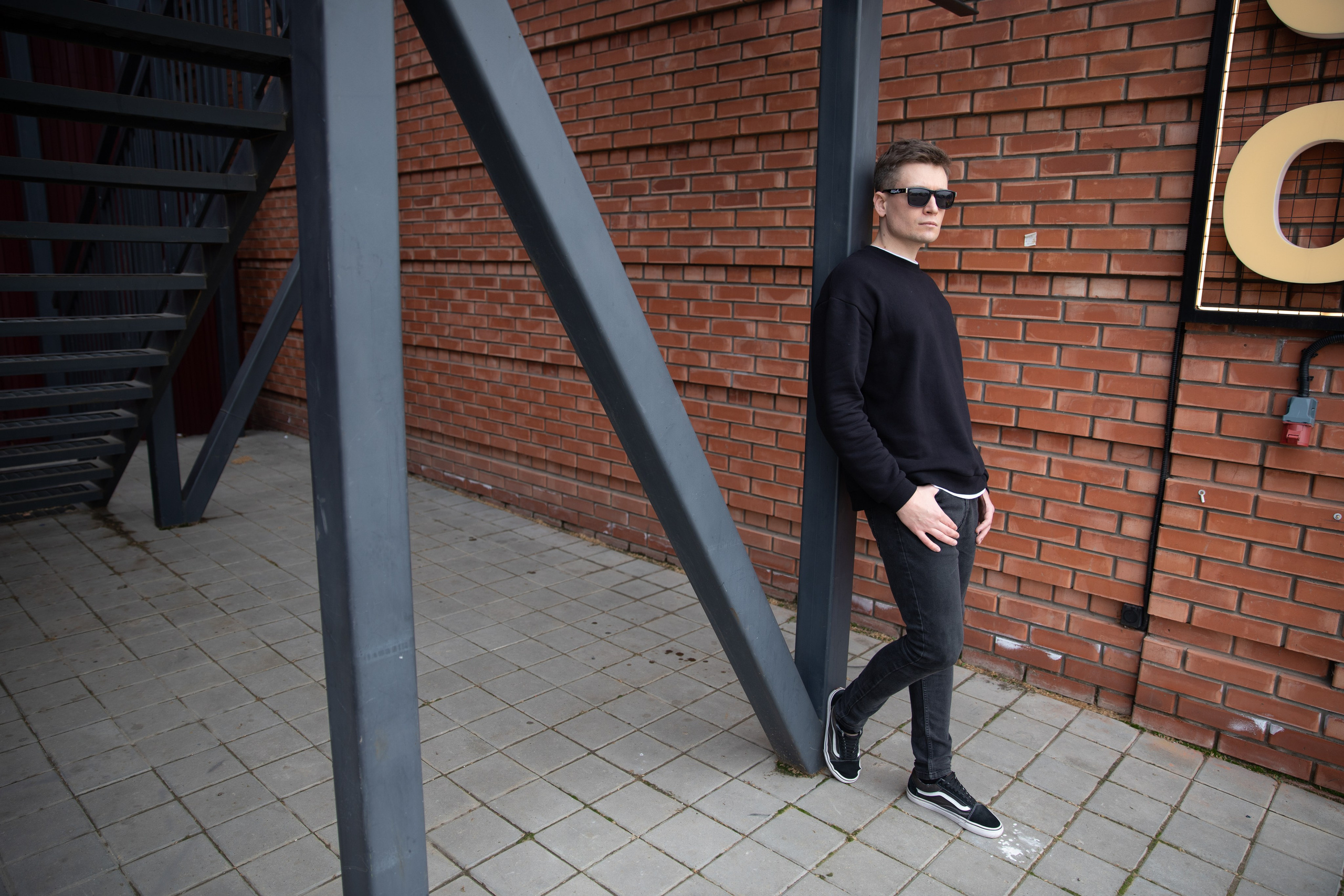 Красивое фото мужчины у лестницы в солнечных очках