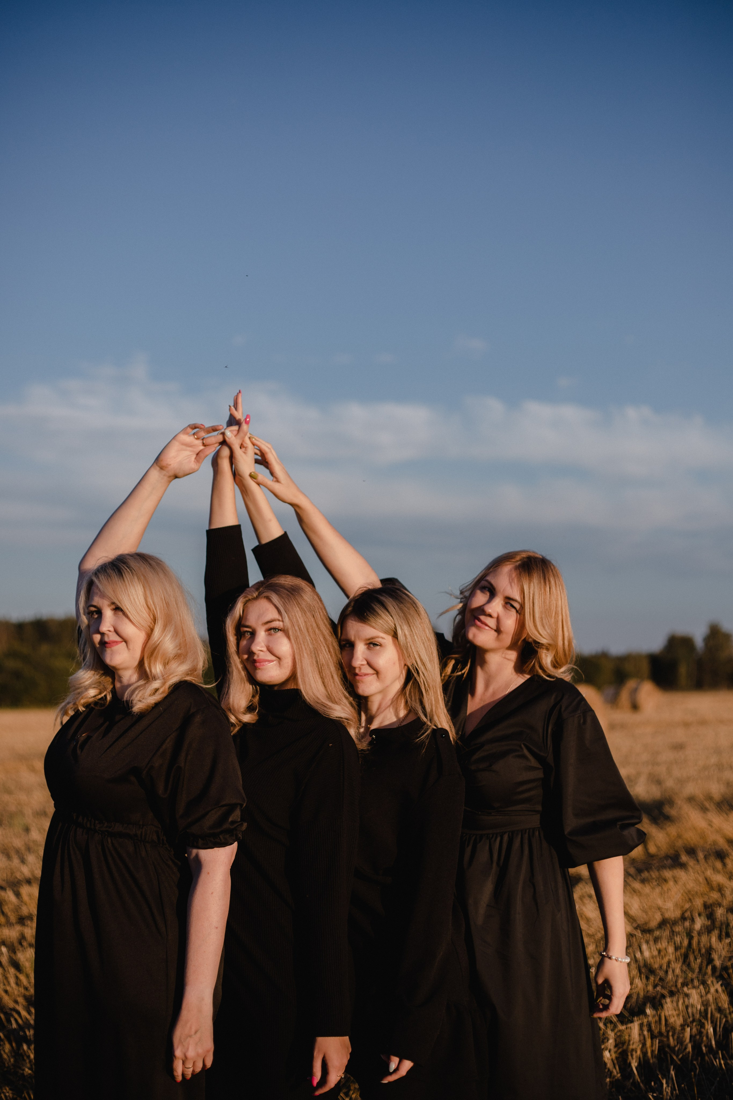 Однажды сестры в поле :)