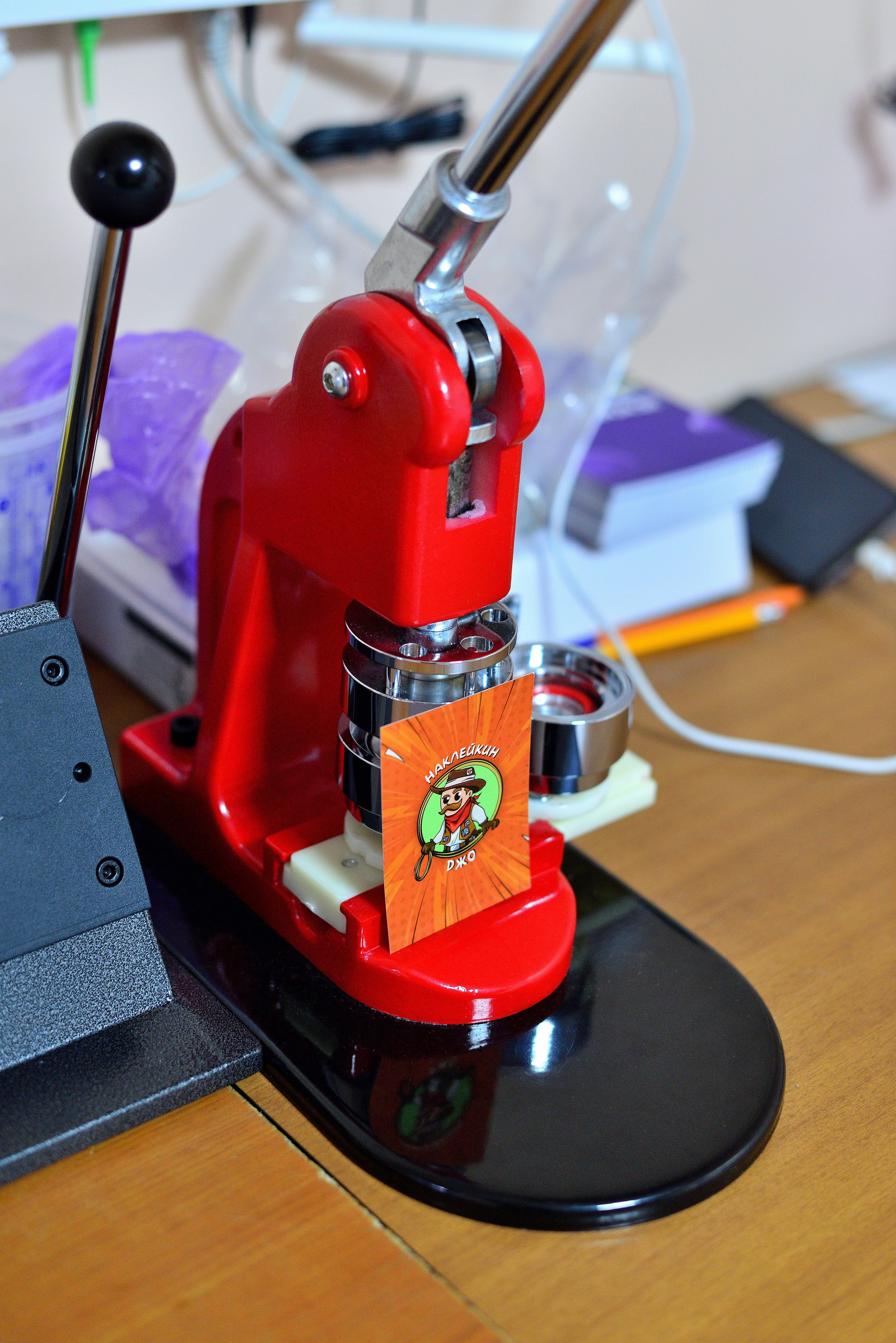 Производство 3D стикеров. Фотограф Сергей Сергеев