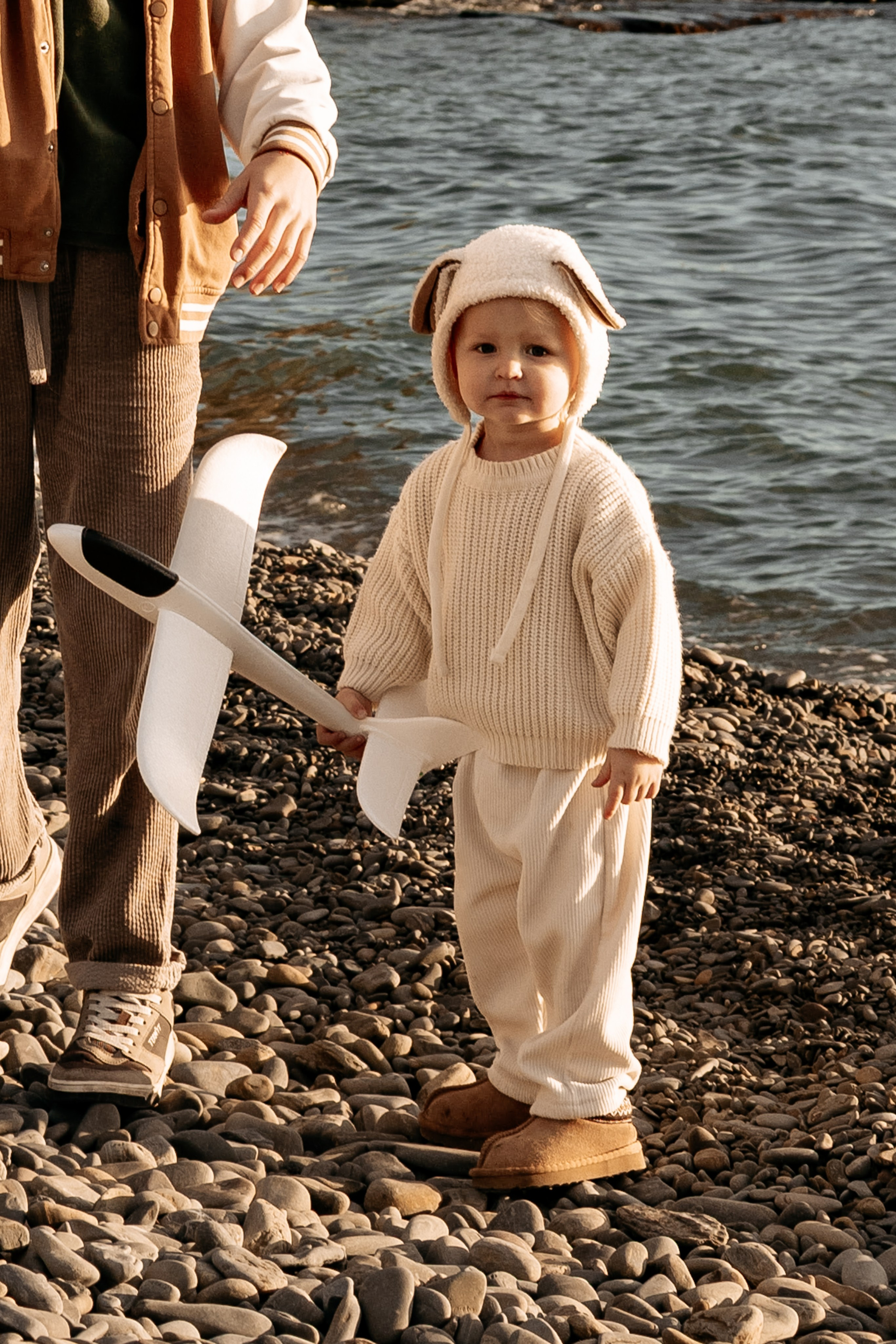 Бумажные самолетики летят в закатное небо Абрау-Дюрсо