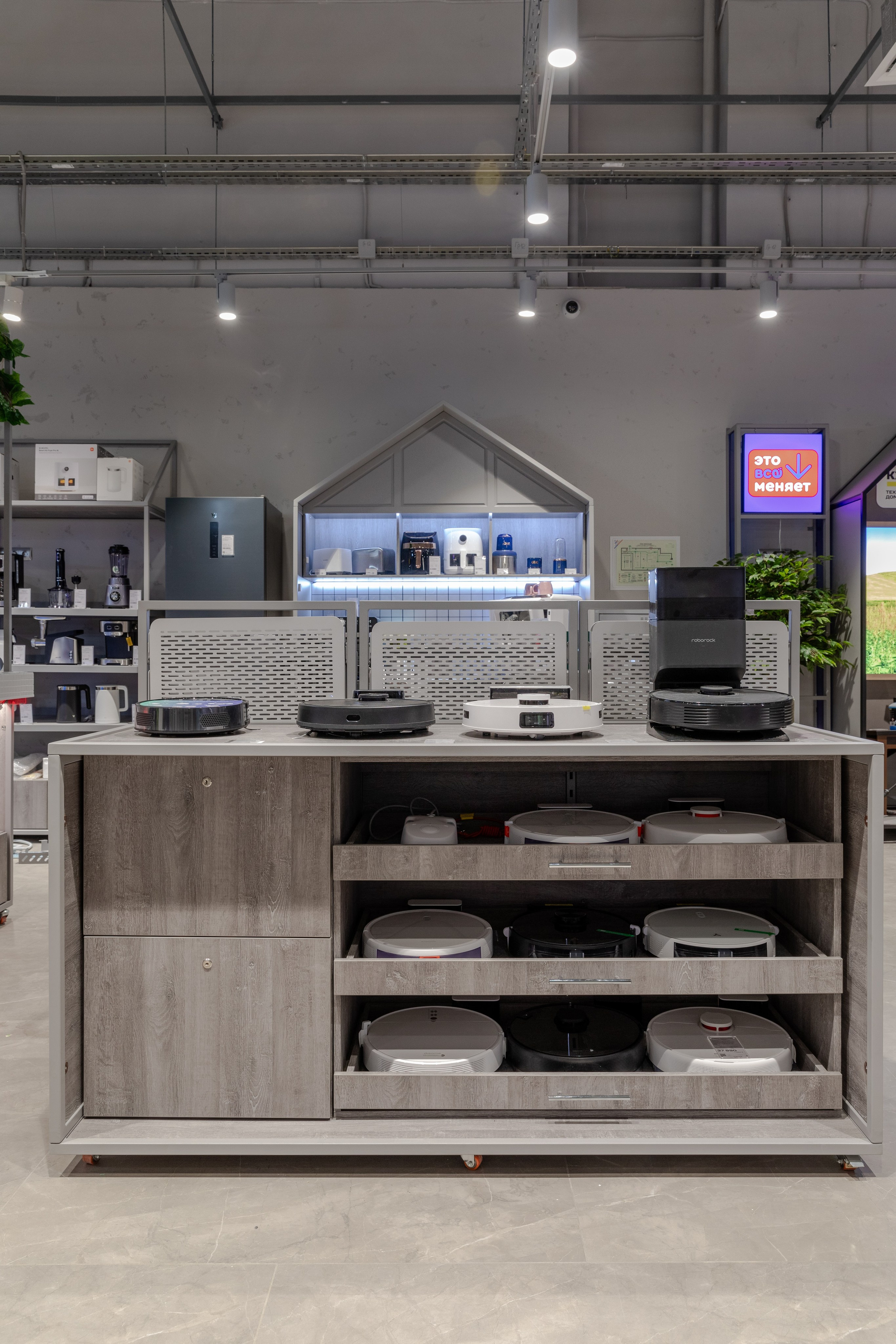 Интерьерная фотосъемка магазина ВСЁСМАРТ - магазин умных гаджетов. Интерьерный фотограф в Сочи Владислав Нагин