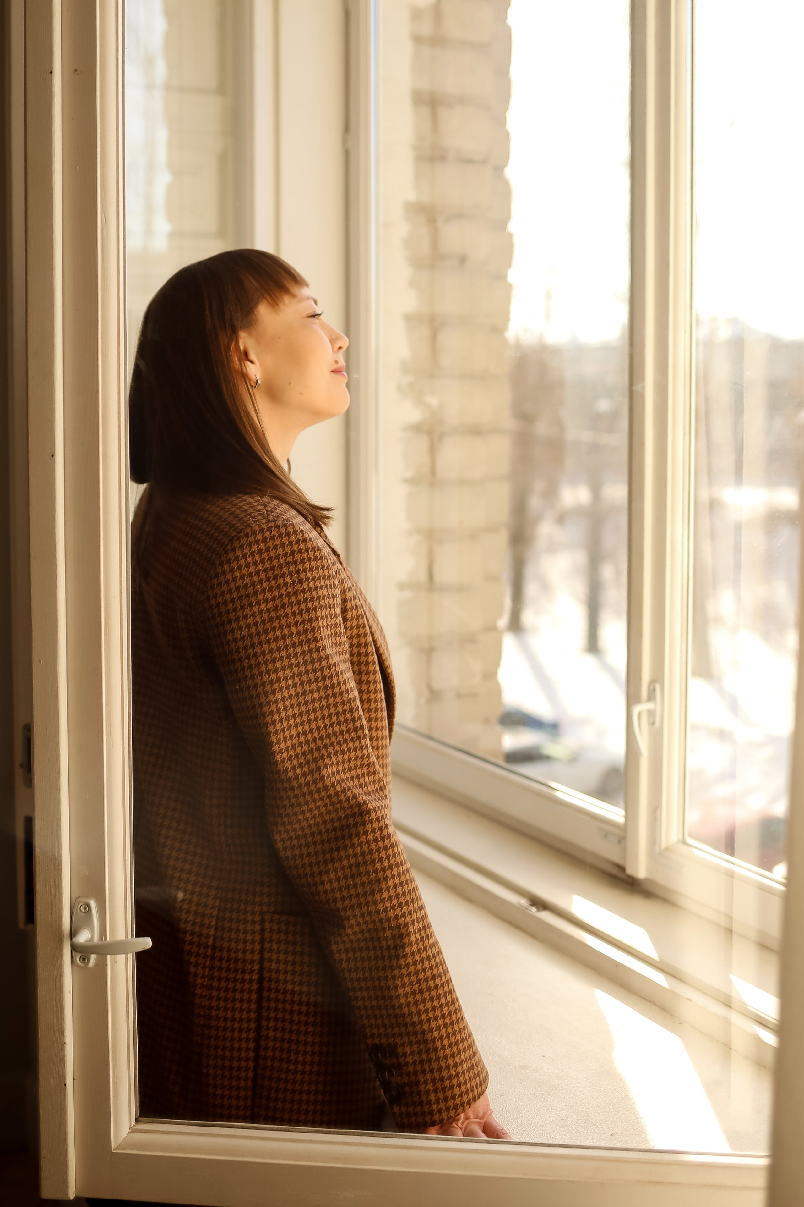 красивые фотографии девушки у окна