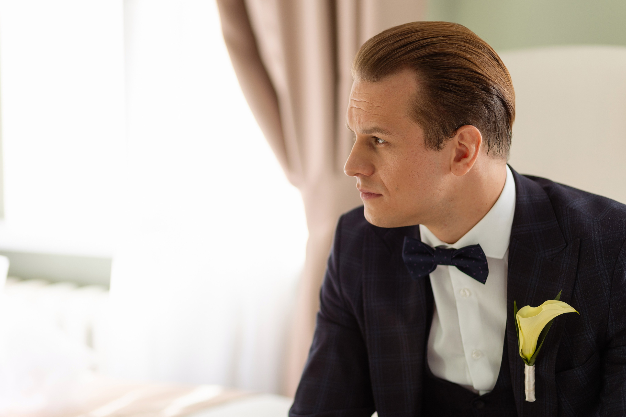 На портрете сидит жених с цветком в петлице пиджака.