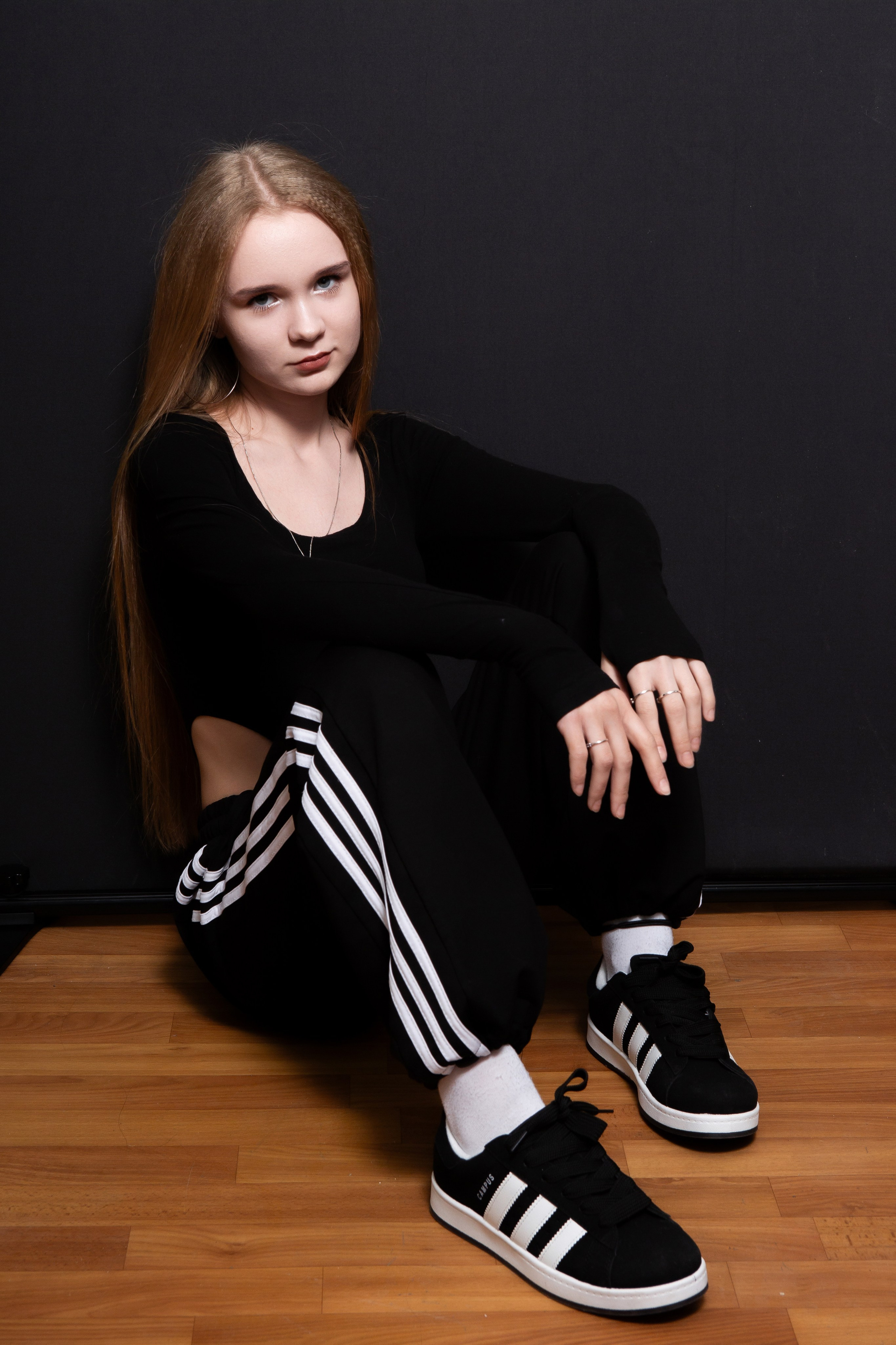 Портретная фотосессия для учеников 9 класса на чёрном фоне | Школьный фотограф Николай Богатырёв | Твой альбом / Твои правила. ТВОЙ АЛЬБОМ / ТВОИ ПРАВИЛА