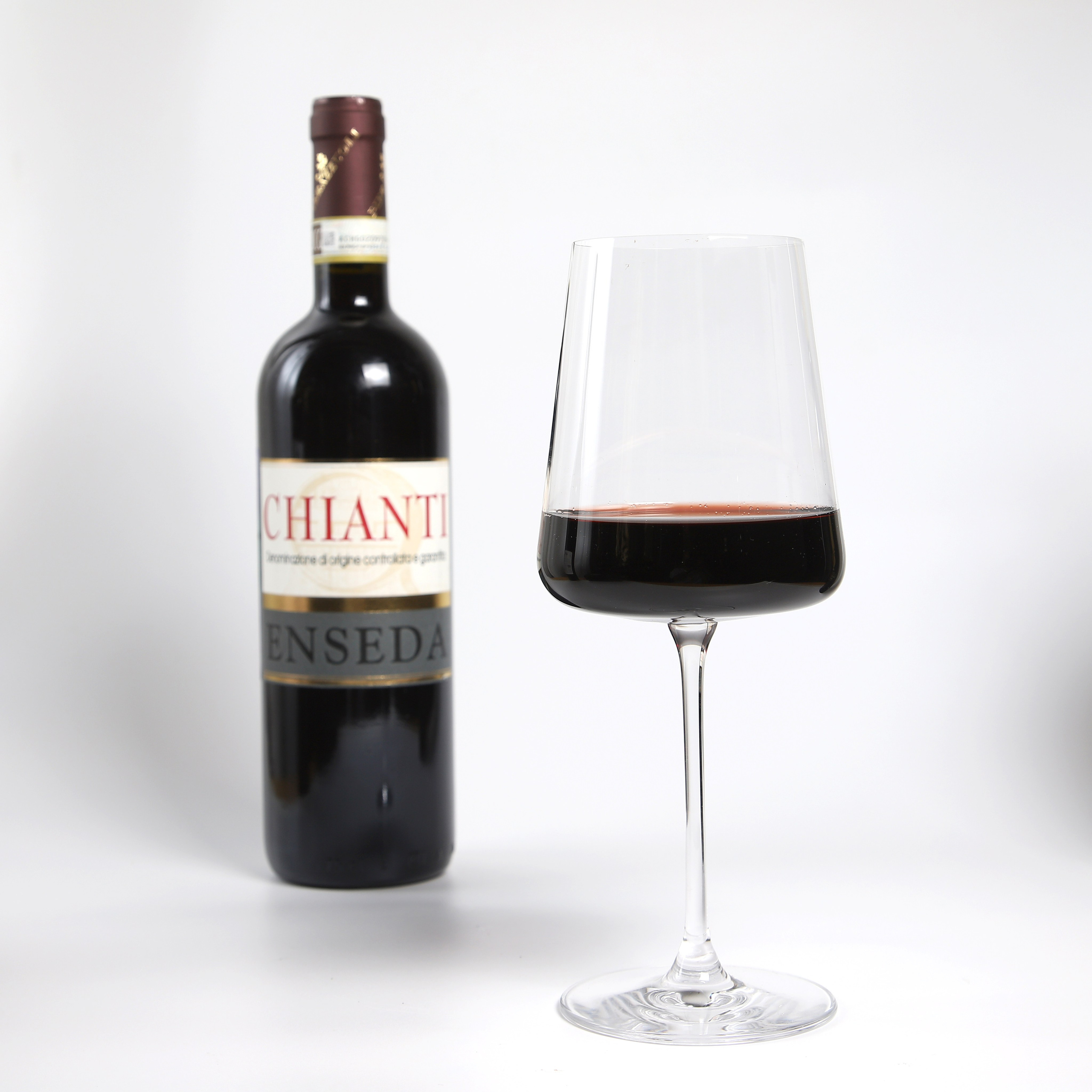 Фуд-фотография красного вина Viu Manent и бокала.