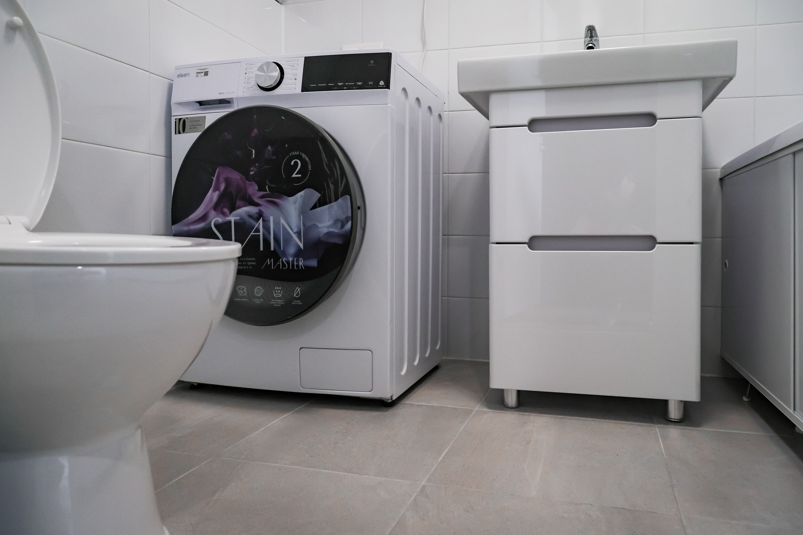 APARTMENT COMPLEX INTERIOR. Mixturecaptures