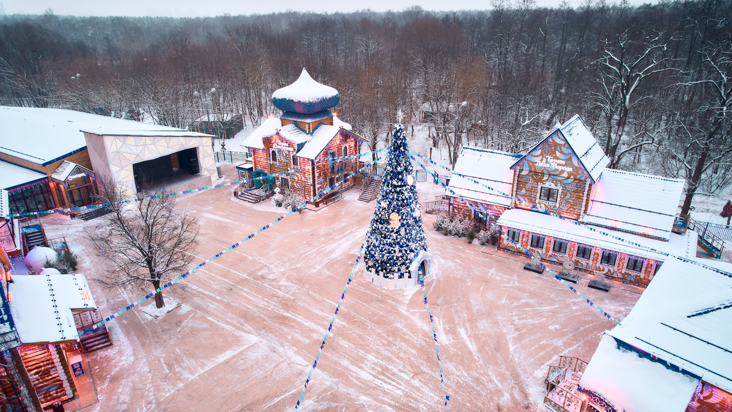 Терема Усадьбы Деда Мороза днём. Никита Хохловский фото и видео продакшн