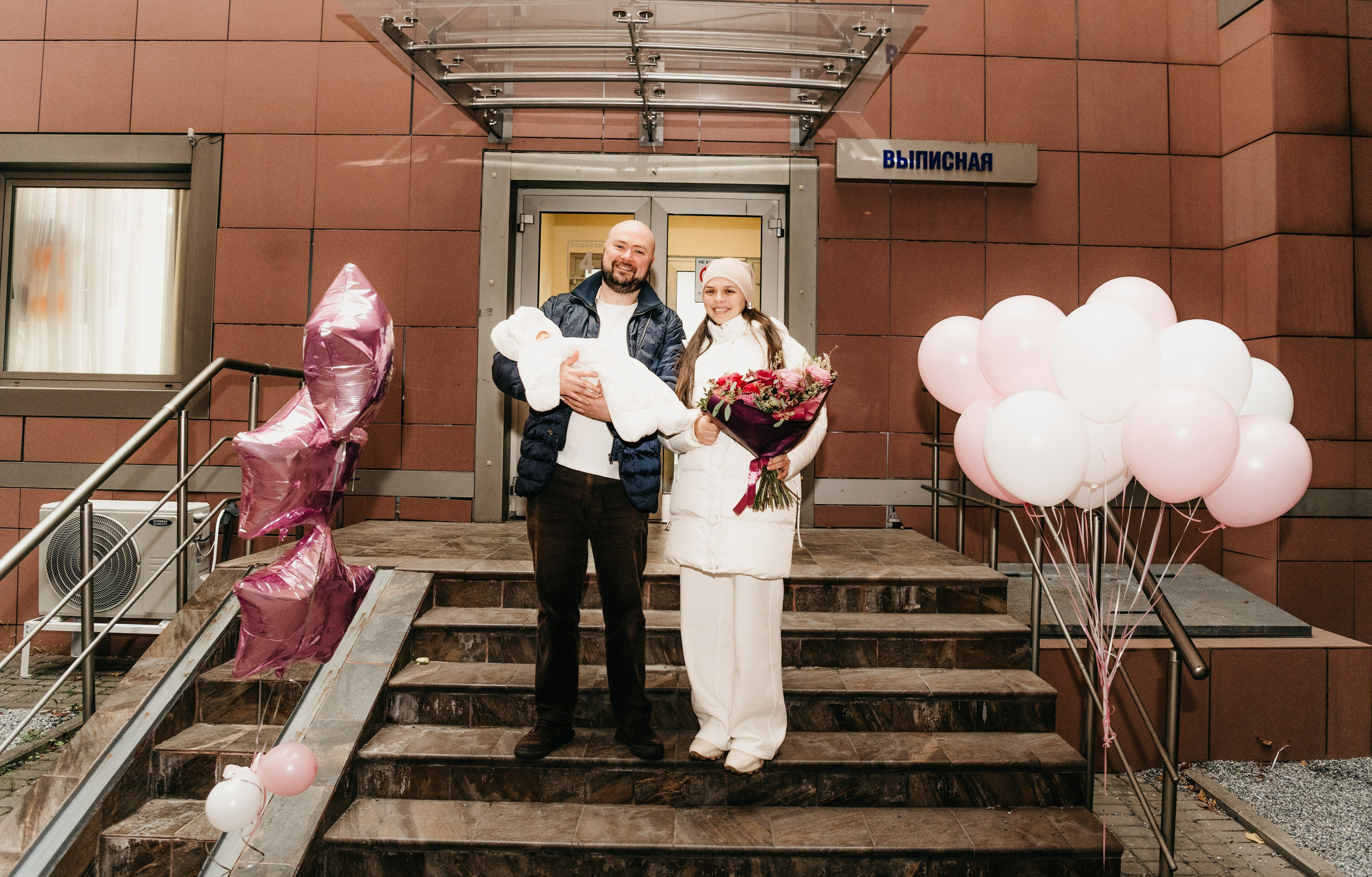 Выписка малышки. Мать и дитя на Севастопольском. Фотограф на выписку из роддома в Москве и МО