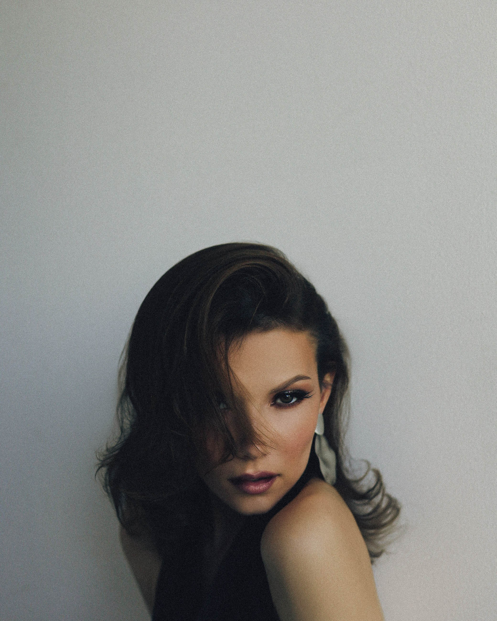 Girs. Male photographer