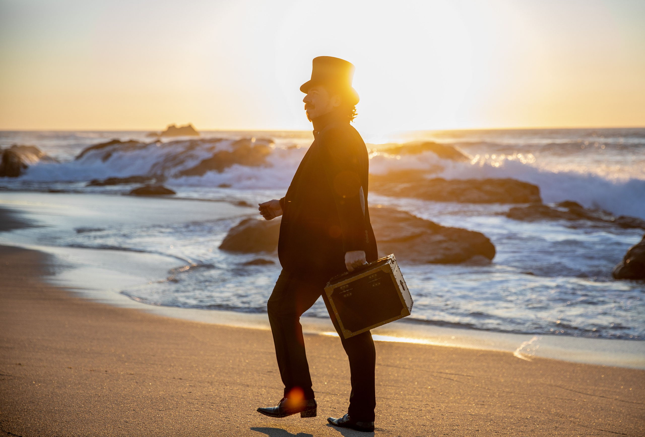 Magician and illusionist. Photo walk on the beach
