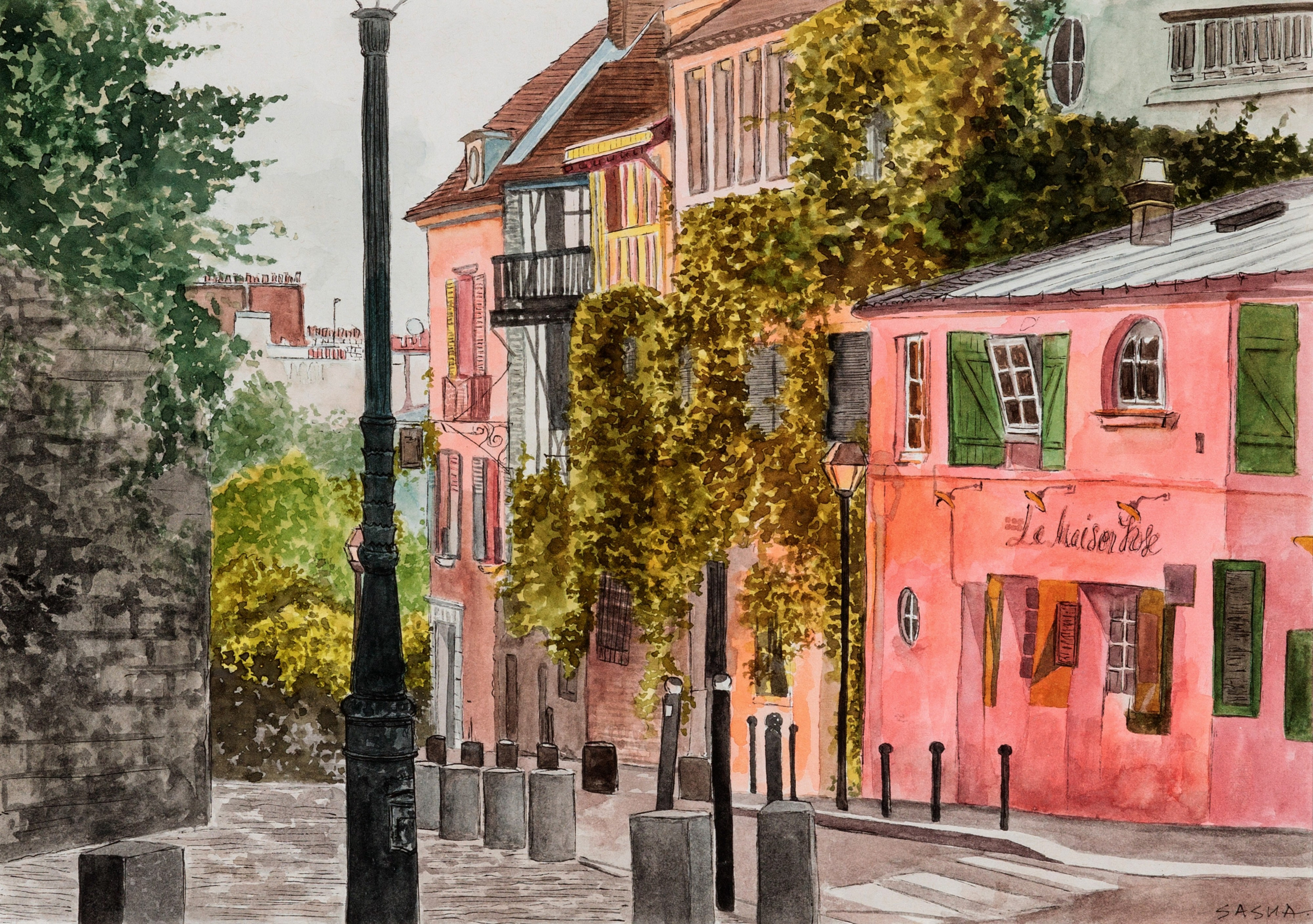 Живописная улица с розовым зданием и зелеными ставнями