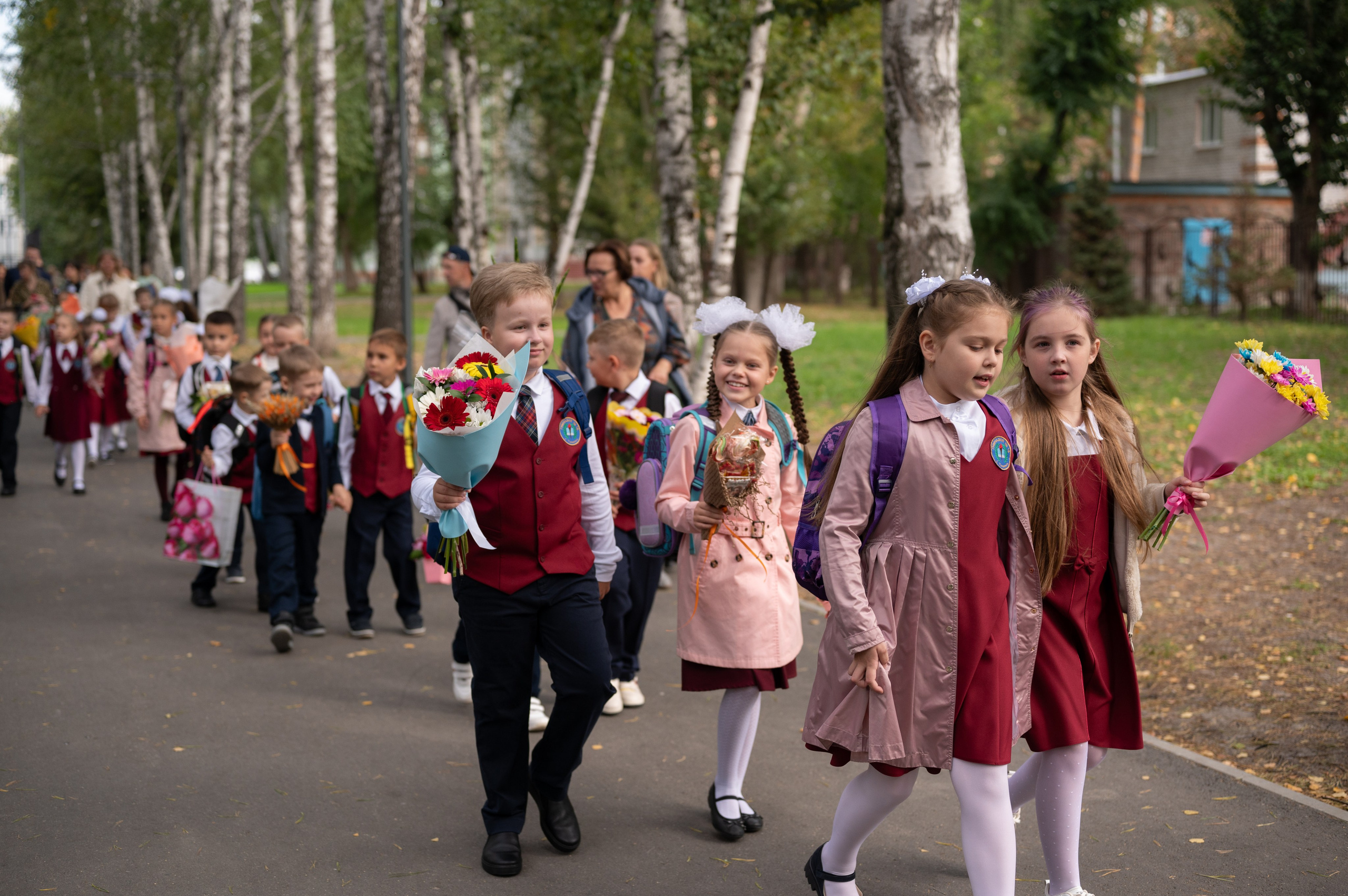 1 сентября 16 гимназия 2 класс (линейка + в классе+ на улице). Фотограф новорожденных, семейный детский в Тюмени Татьяна Морозова