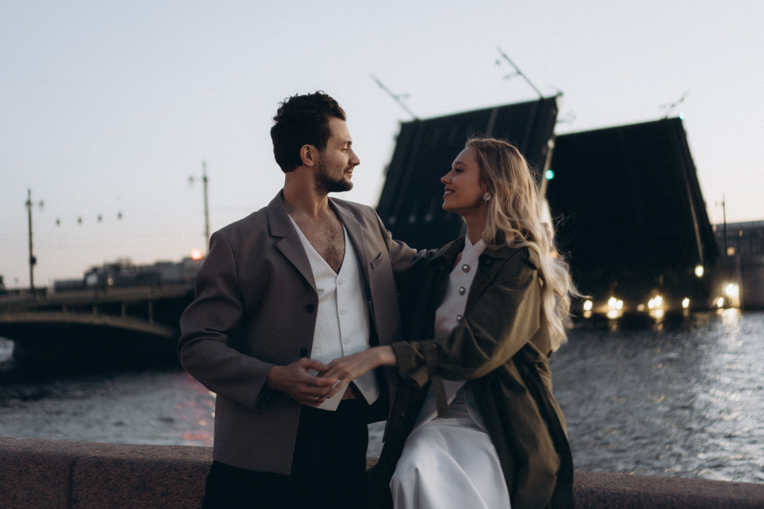 СВАДЕБНАЯ СЬЕМКА ПАРЫ НА РАССВЕТЕ В БЕЛЫЕ НОЧИ И ПРОГУЛКА С РАЗВОДНЫМИ МОСТАМИ И ПИКНИК ВОЗЛЕ ИСАКИЕВСКОГО СОБОРА. Профессиональный фотограф, Санкт-Петербург — Виктория Богомолова