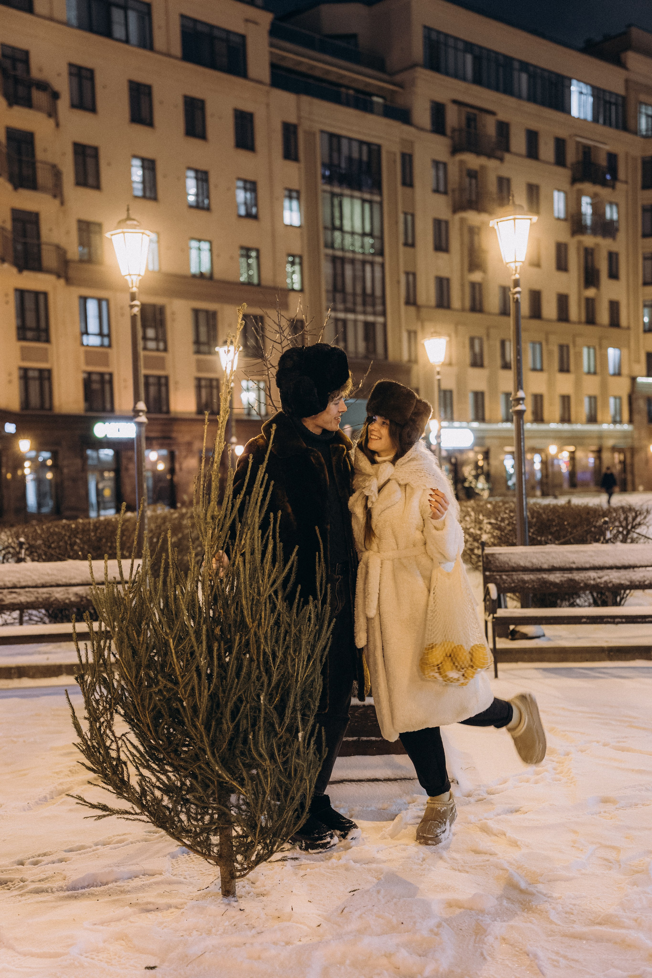 НОВОГОДНЯЯ ПРОГУЛКА ПАРЫ ПО ЧЕРНЫШЕВСКОЙ ПЕРЕД НОВЫМ ГОДОМ. Профессиональный фотограф, Санкт-Петербург — Виктория Богомолова