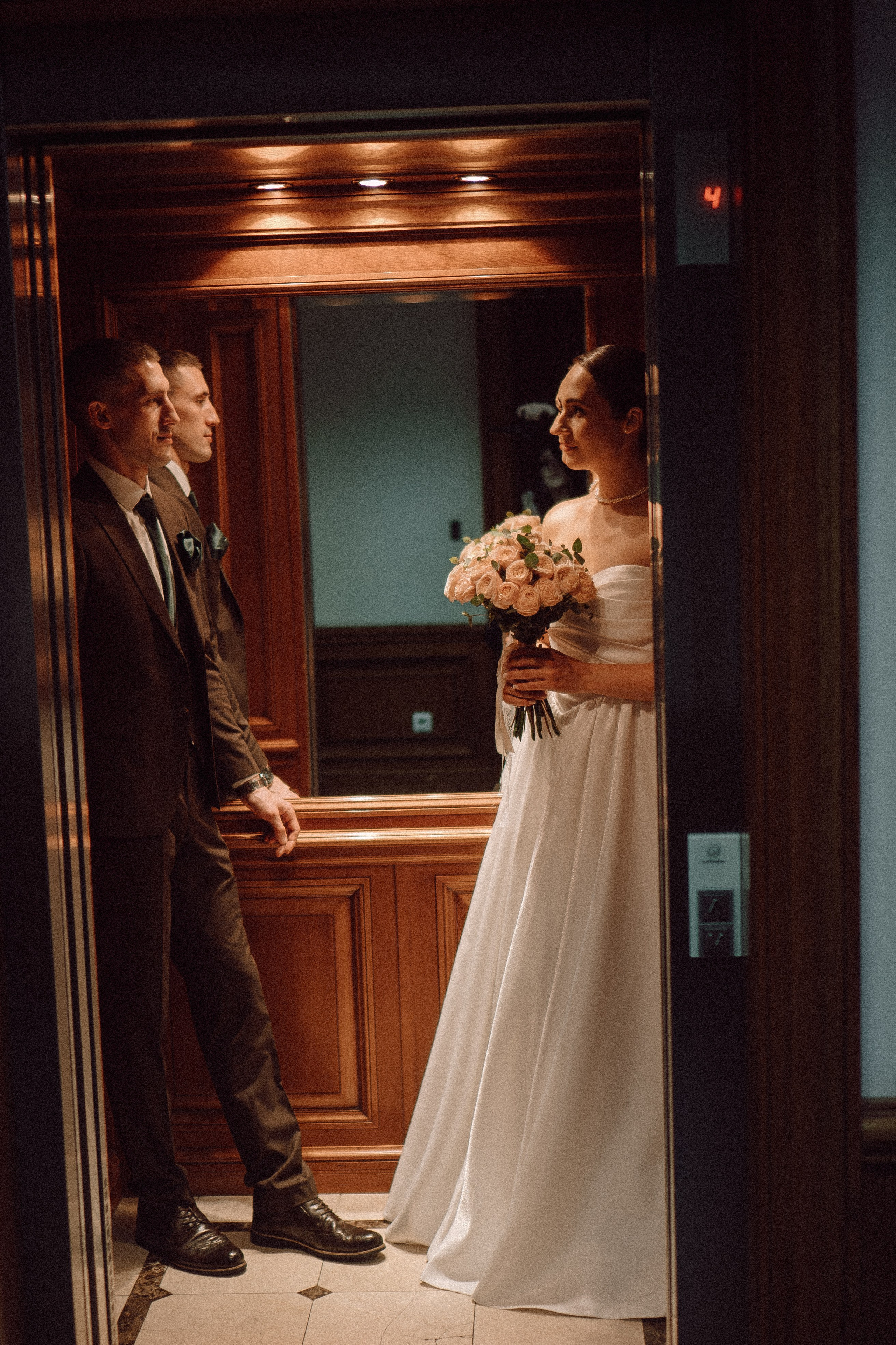 СВАДЕБНАЯ ПРОГУЛКА В САНТК-ПЕТЕРБУРГЕ (ИСАКИЕВСКИЙ СОБОР, ЗИМНЯЯ КАНАВКА, ЭРМИТАЖ И БОЛЬШАЯ МОРСКАЯ УЛИЦА). Профессиональный фотограф, Санкт-Петербург — Виктория Богомолова