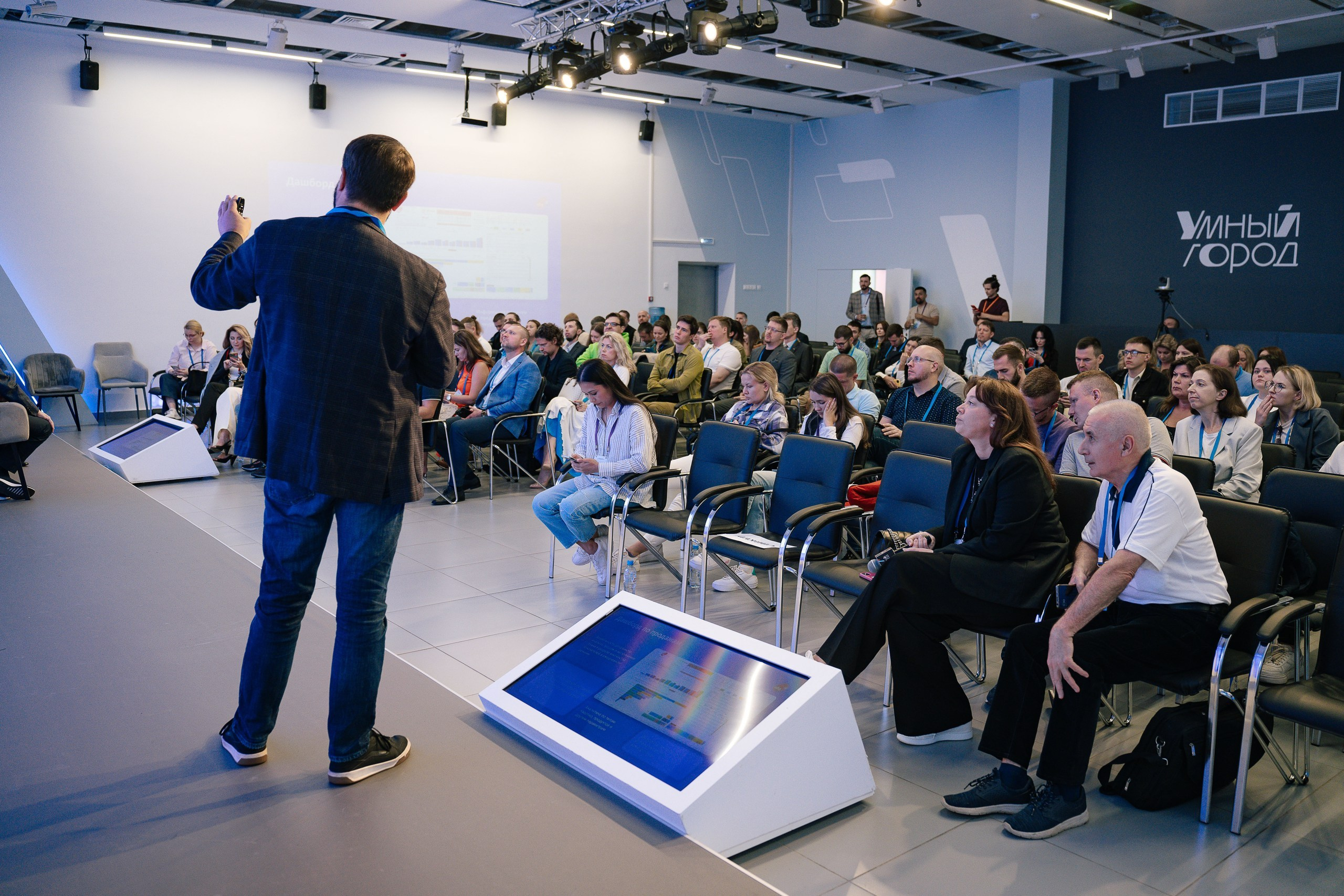 Репортажной фотосъемки на конференции на ВДНХ павильон Умный город