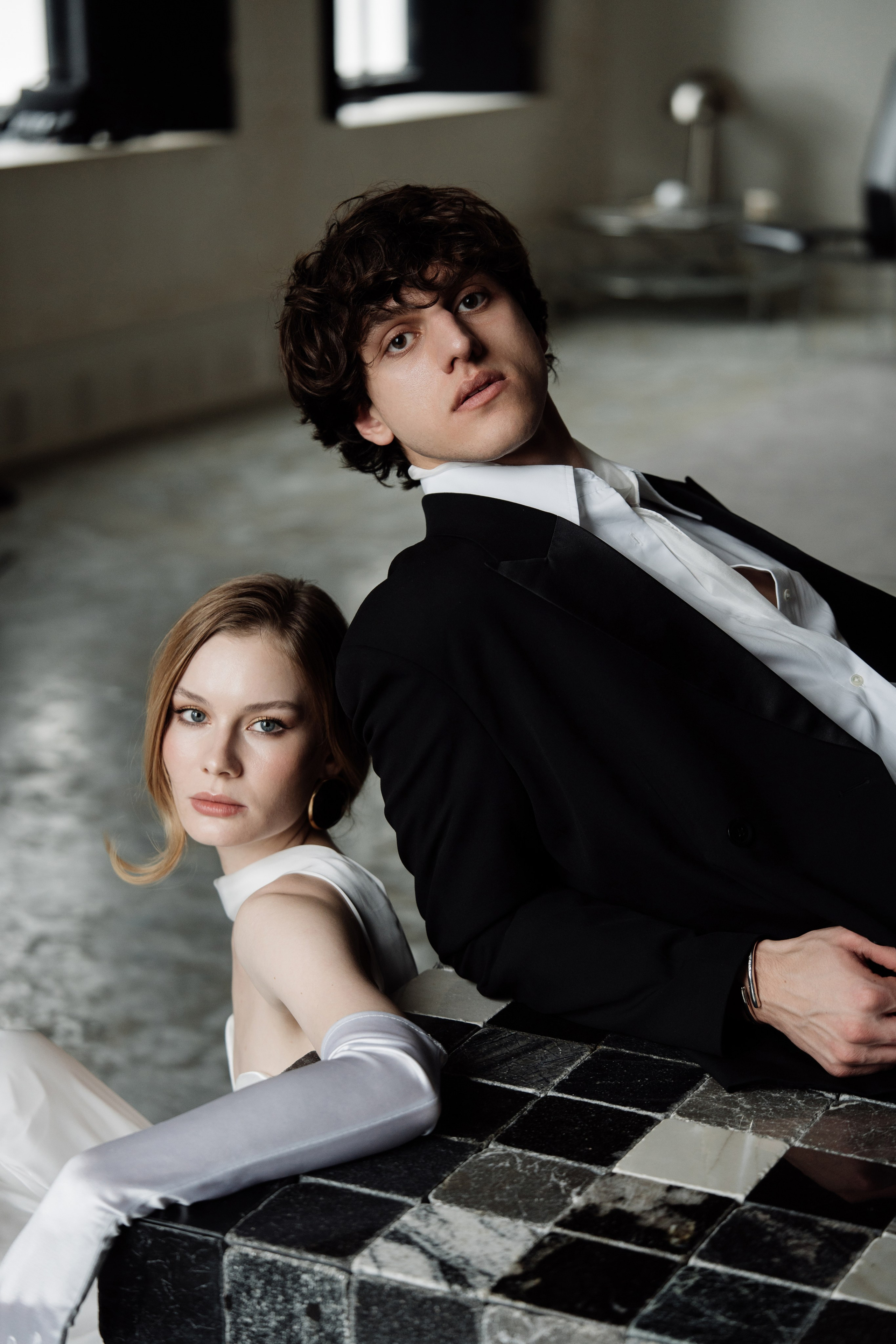 Свадебный фотограф Михайловка — эмоциональная студийная фотосессия пары.