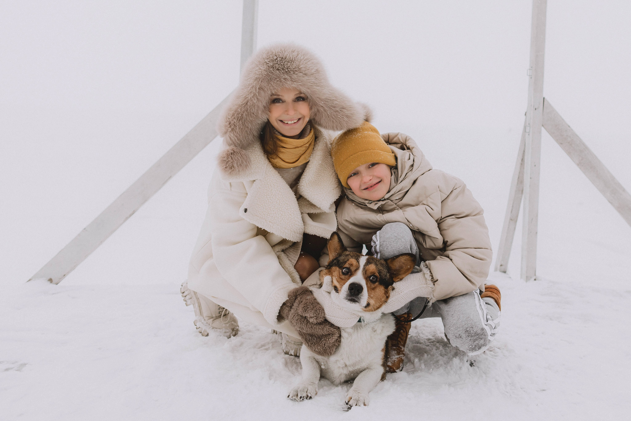 Семейный портрет с собакой корги на улице зимой, в снегу.