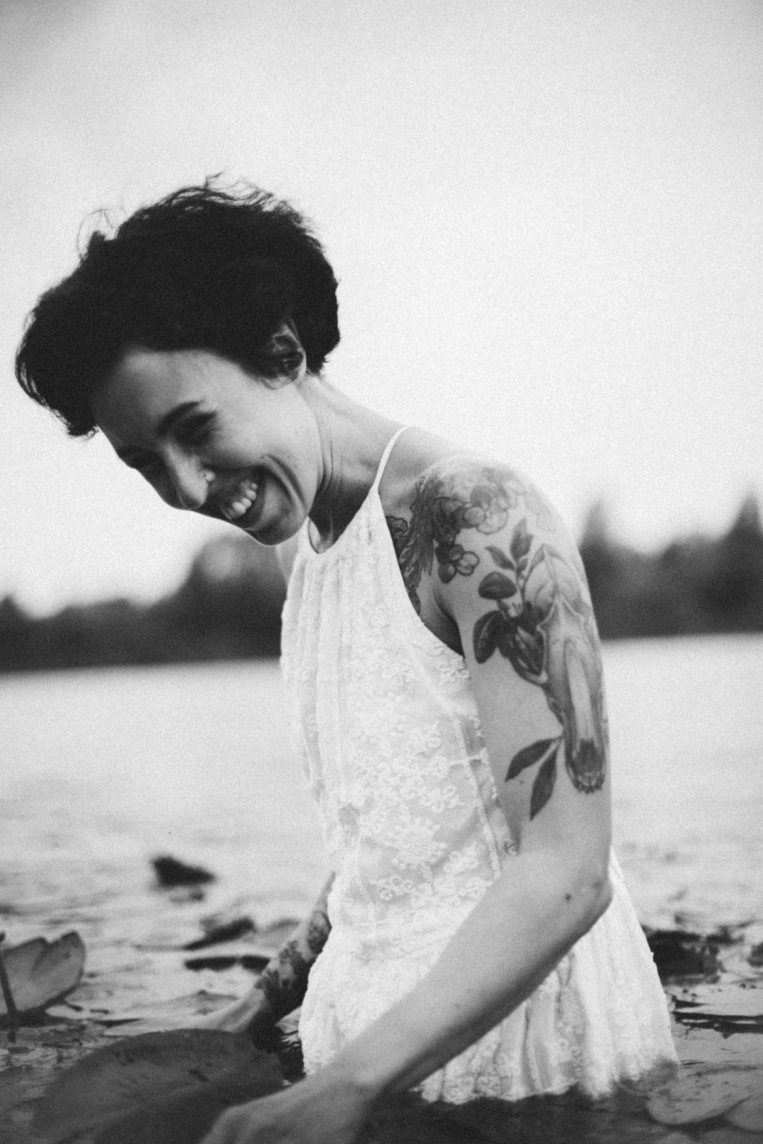 Есенин у реки. Фотограф в Нижнем Новгороде